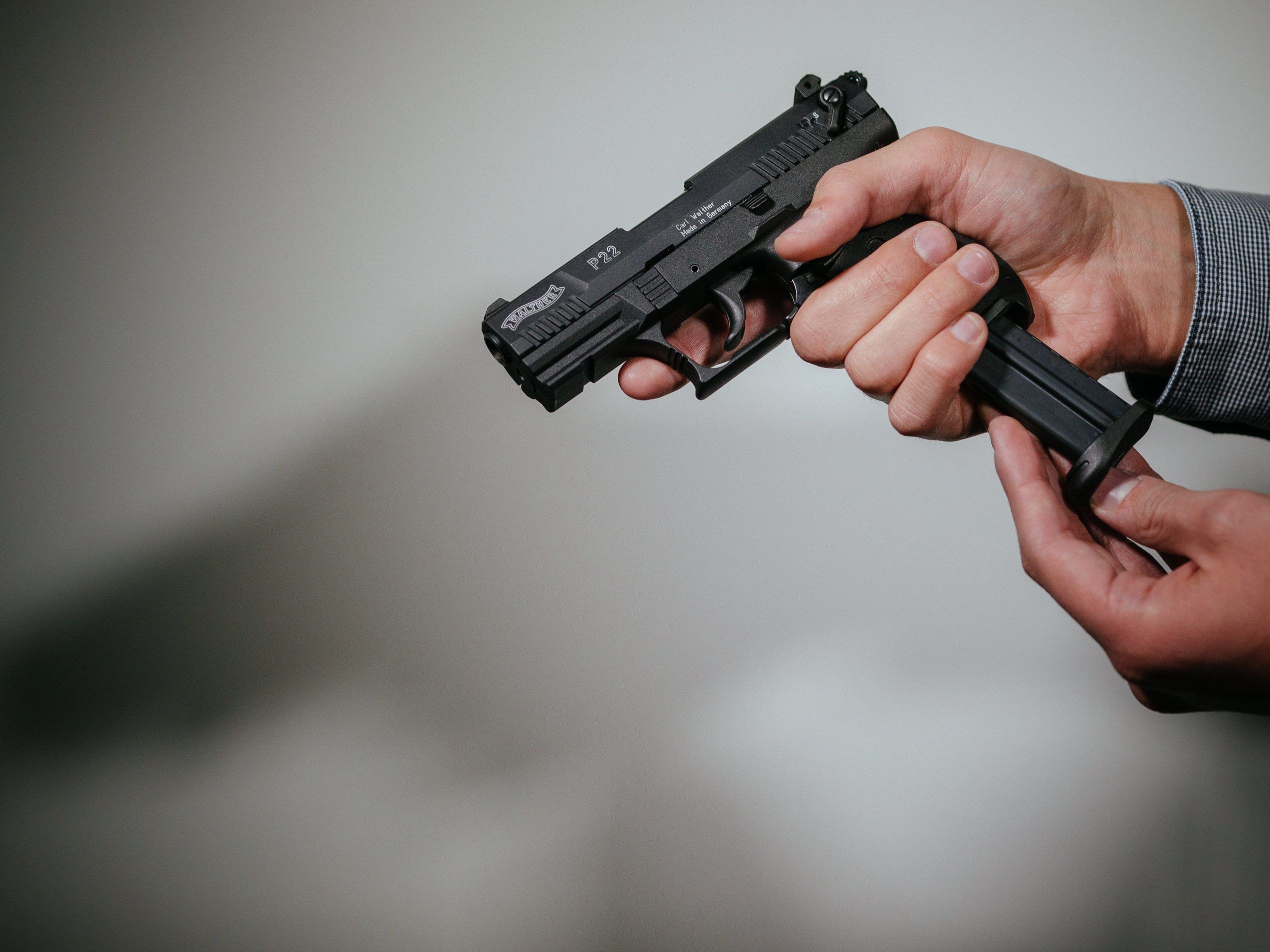 Der Mann schoss seinem Sohn ins Bein.