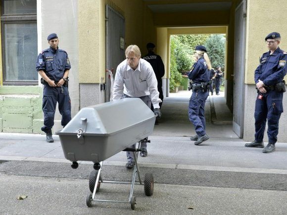 Der 18-jährige Afghane soll seine Schwester in Wien-Favoriten erstochen haben. Der 18-jährige Afghane soll seine Schwester in Wien-Favoriten erstochen haben.