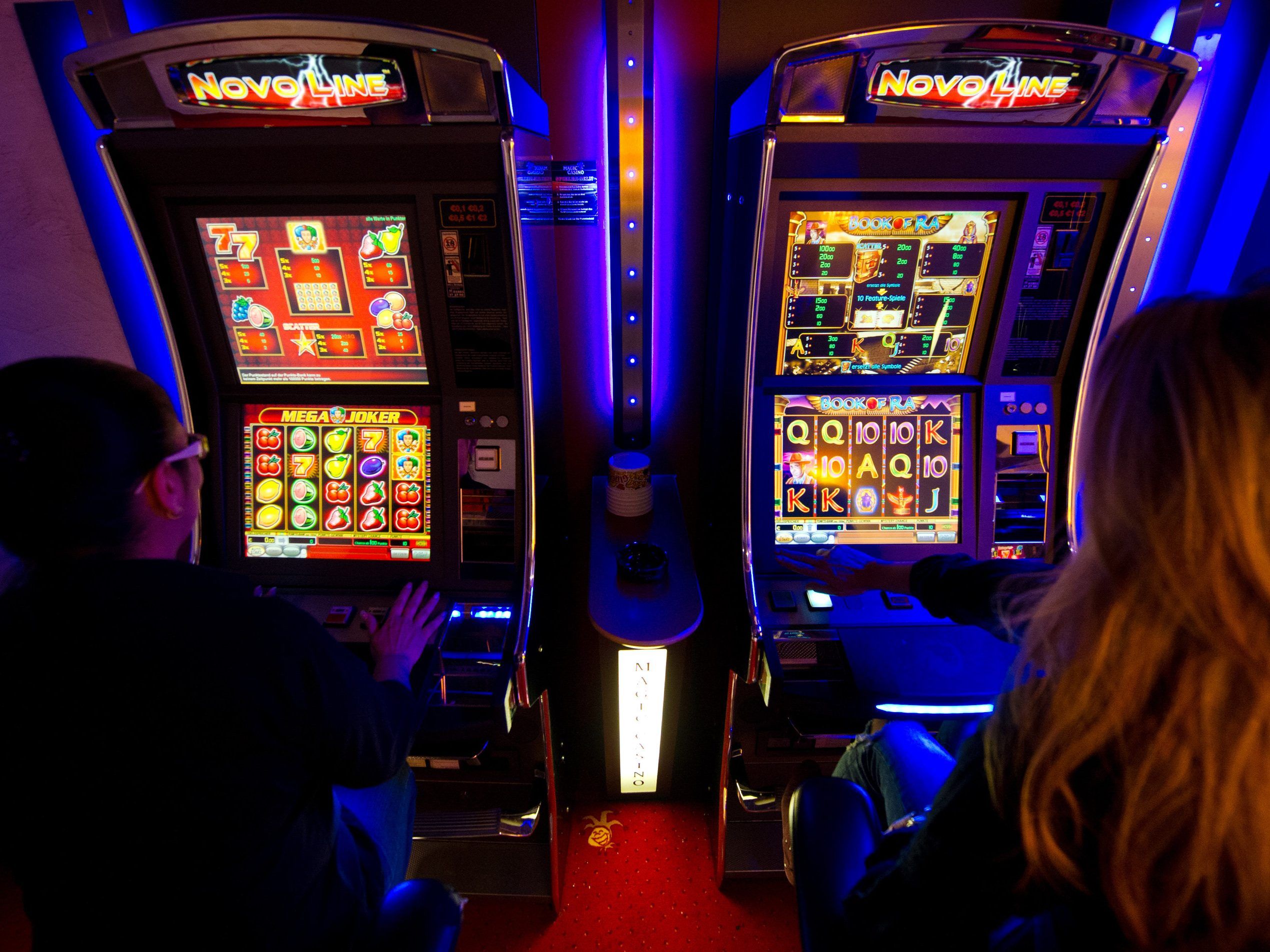 Um Genehmigungen zu erschweren und die Kontrolle zu erleichtern, entwarf das Land ein neues Wetten- und ein neues Baugesetz.