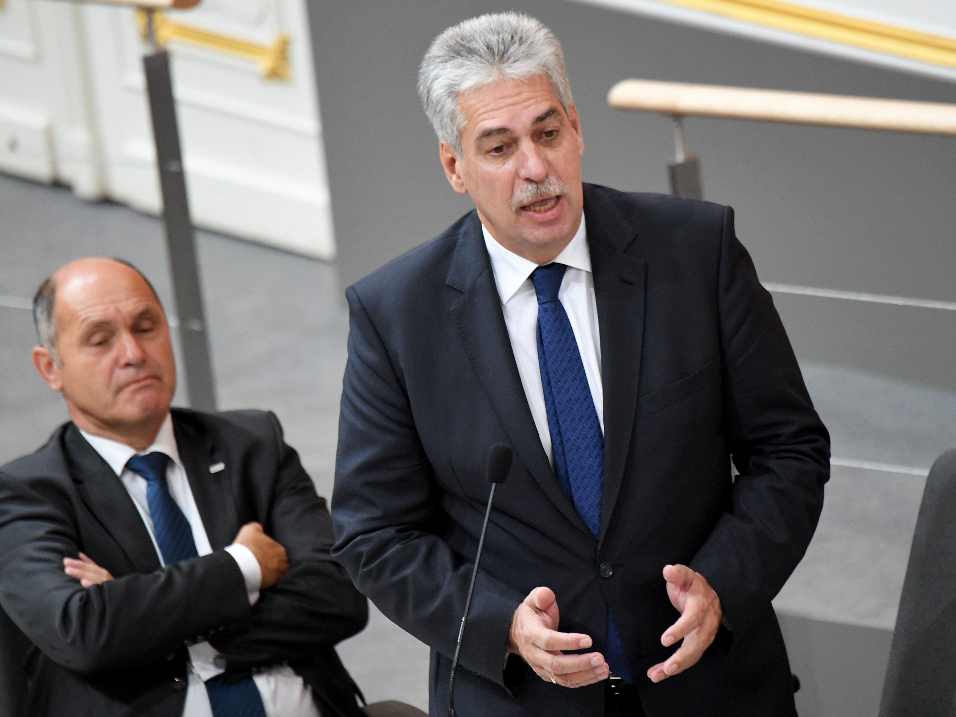 (v.l.) Wolfgang Sobotka (ÖVP) sowie Hans Jörg Schelling (ÖVP) im Rahmen einer Sondersitzung des Nationalrates