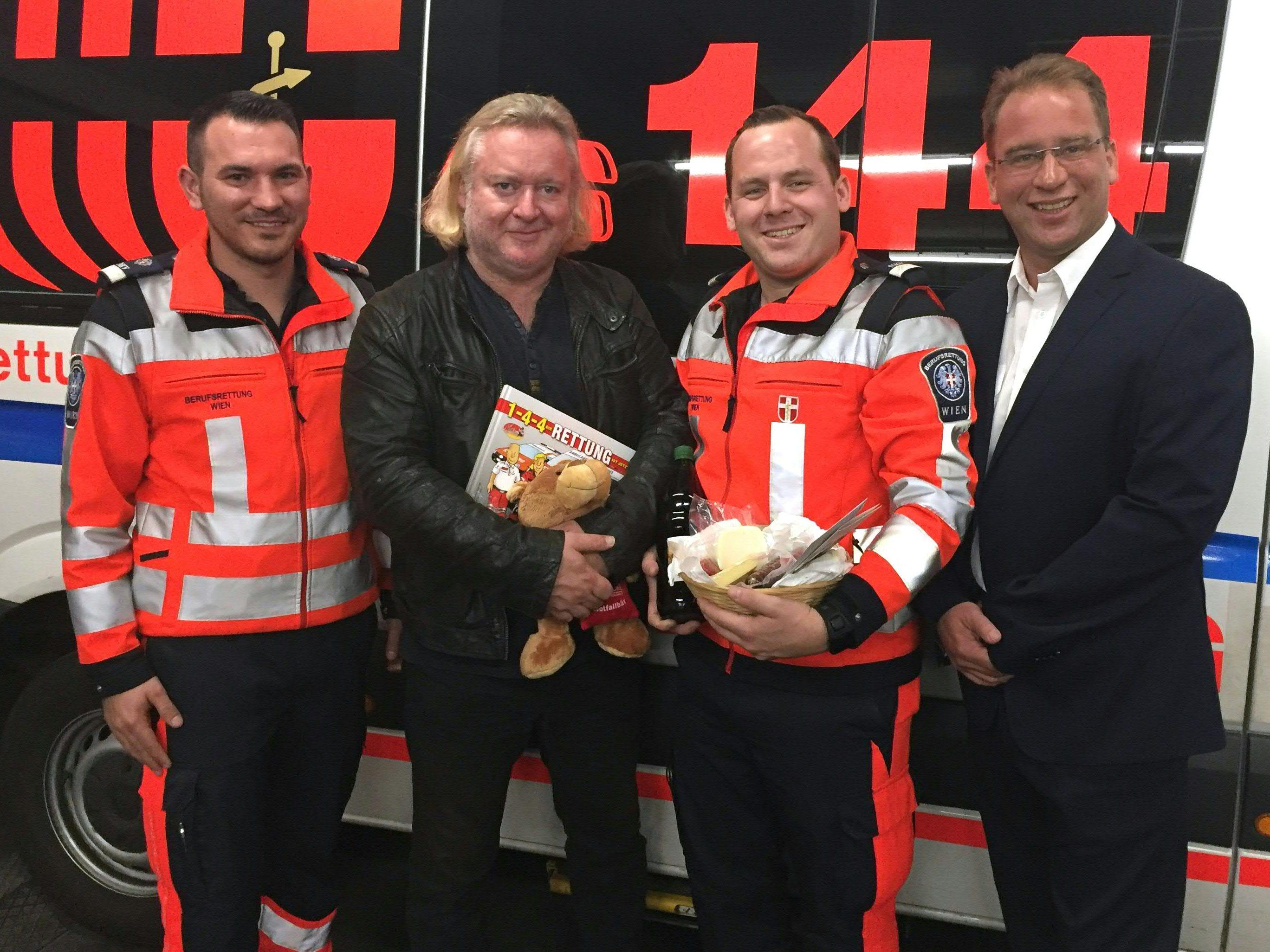 Patrick S., Gregor Seberg, Nikolaus J. und Rainer Gottwald (Leiter Berufsrettung Wien) Patrick S., Gregor Seberg, Nikolaus J. und Rainer Gottwald (Leiter Berufsrettung Wien)