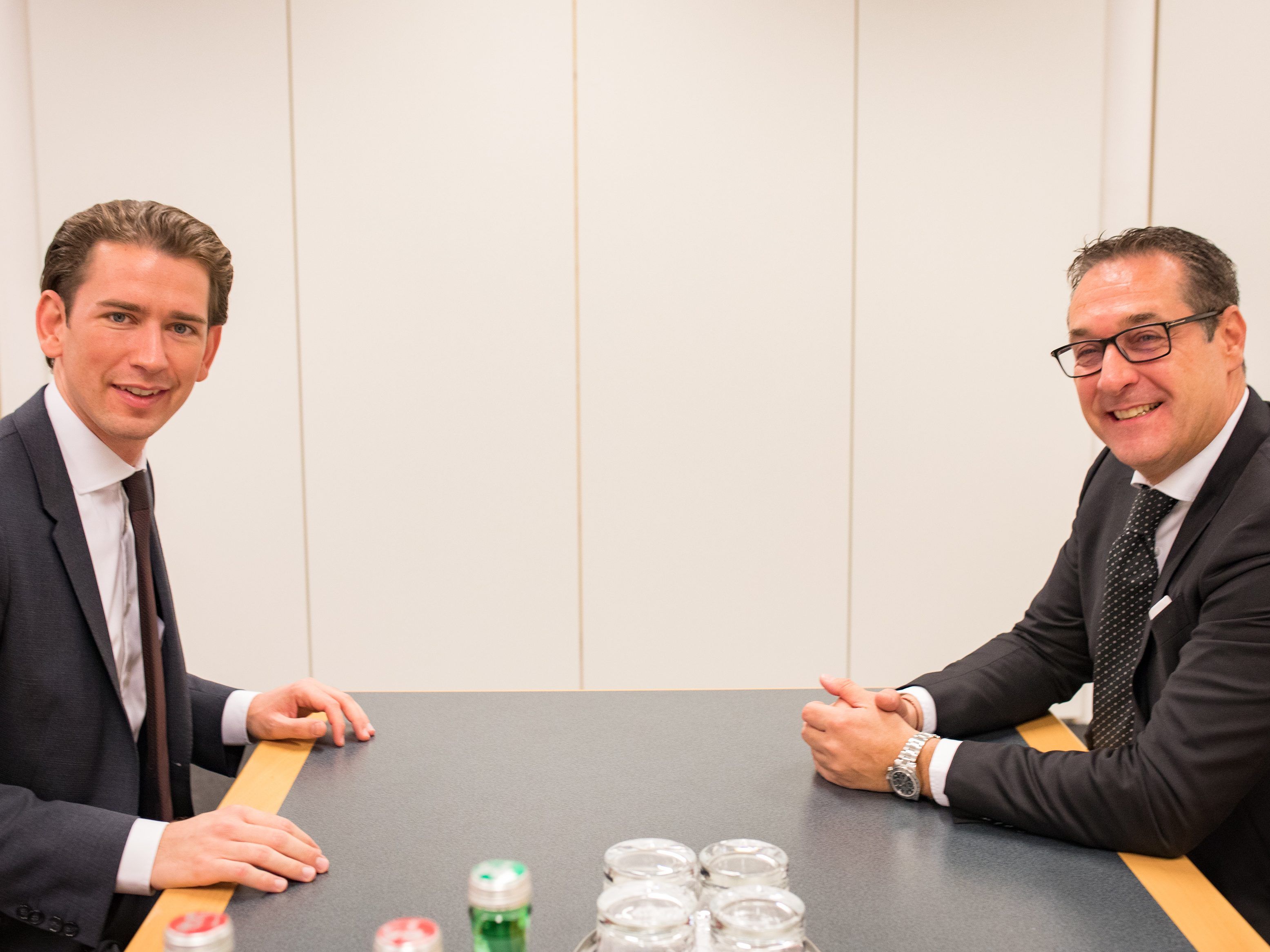 ÖVP-Bundesparteiobmann Sebastian Kurz (l.) und FPÖ-Chef Heinz-Christian Strache am Samstag beim Gespräch