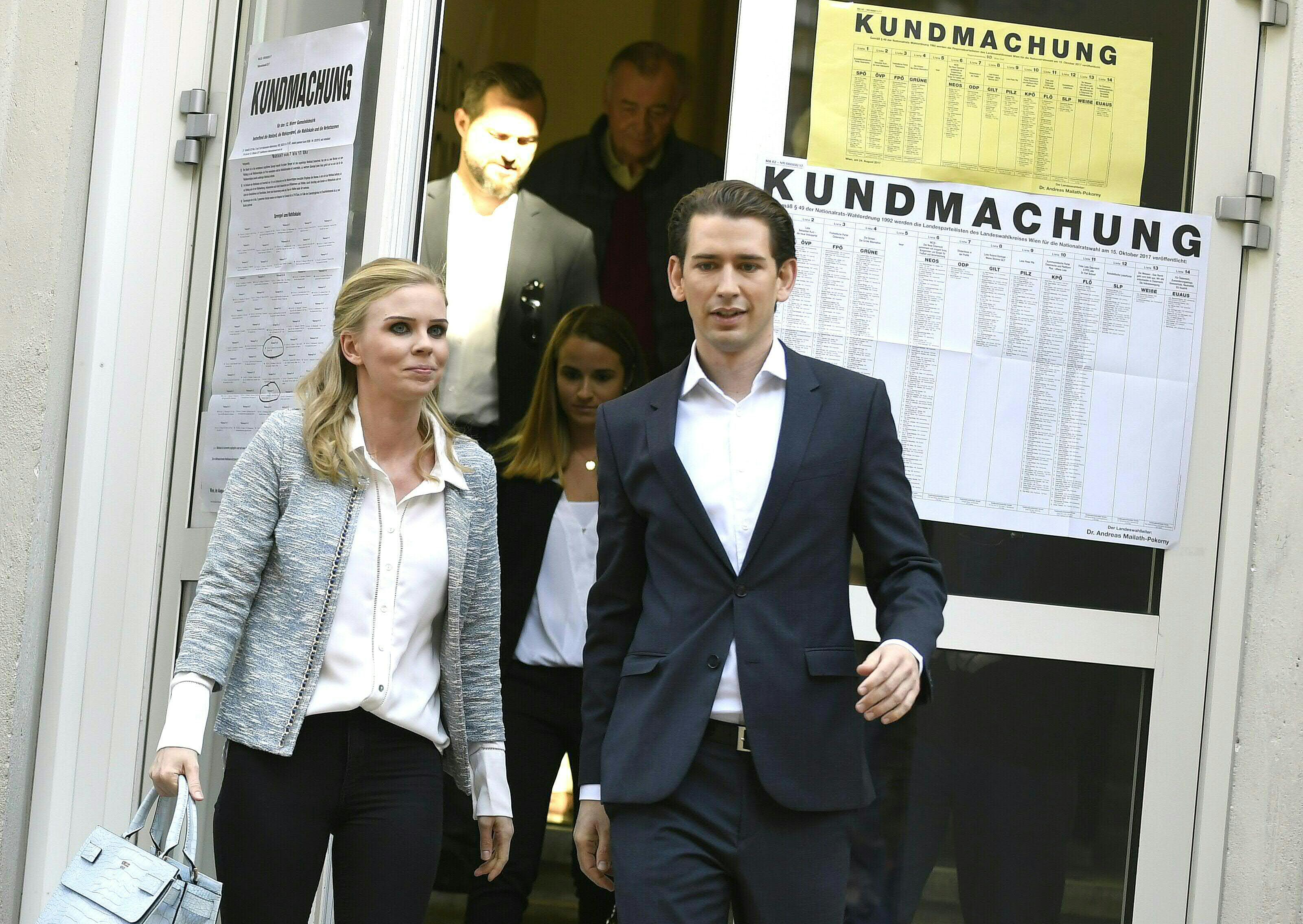 ABD0049_20171015 - WIEN - STERREICH: NATIONALRATSWAHL 2017 - VP-Spitzenkandidat Sebastian Kurz und seine Freundin Susanne Thier (l.) anlsslich der Stimmabgabe im Rahmen der Nationalratswahl am Sonntag, 15. Oktober 2017, in Wien. - FOTO: APA/ROBERT JGER 