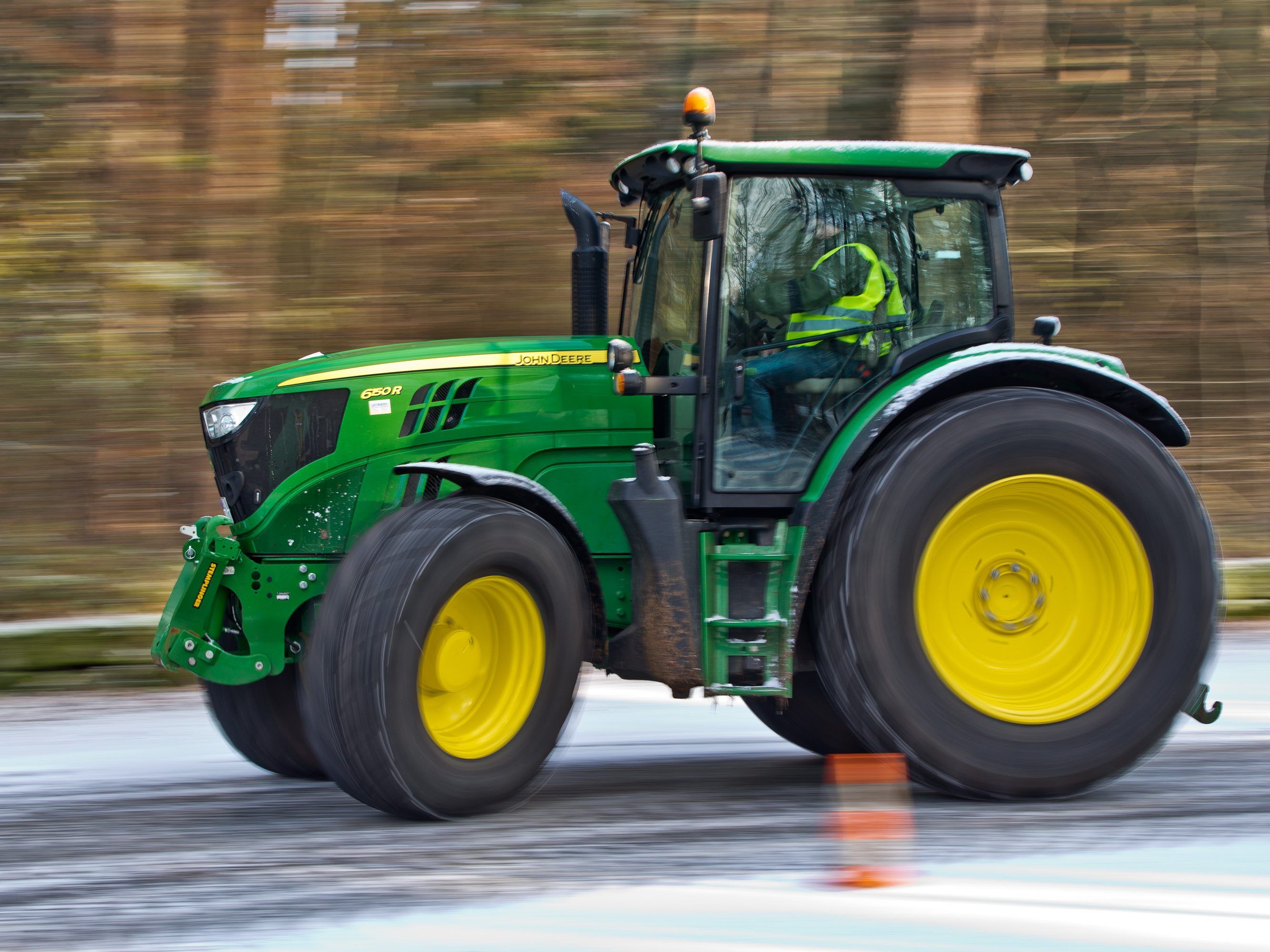 Bekiffter Landwirt fährt mit Traktor auf deutscher Autobahn - Welt-News