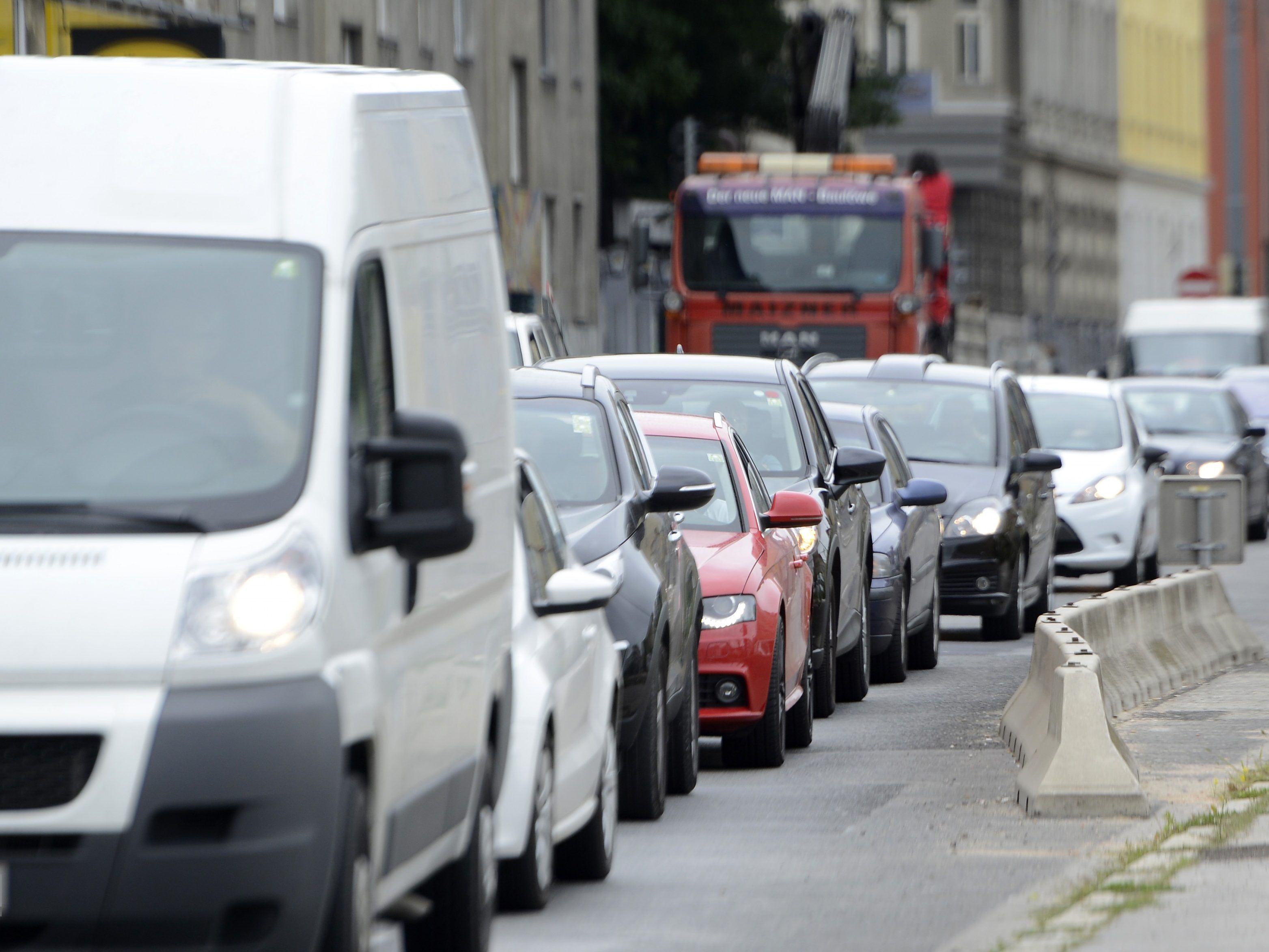 Die Zweierlinie wird immer mehr zur Geduldsprobe für die Wiener Autofahrer. Die Zweierlinie wird immer mehr zur Geduldsprobe für die Wiener Autofahrer.