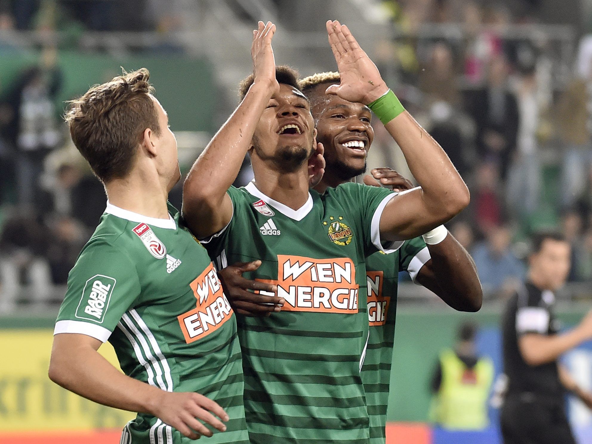 Rapids Joelinton und Co. feiern den 1:0-Sieg über den SKN St. Pölten. Rapids Joelinton und Co. feiern den 1:0-Sieg über den SKN St. Pölten.