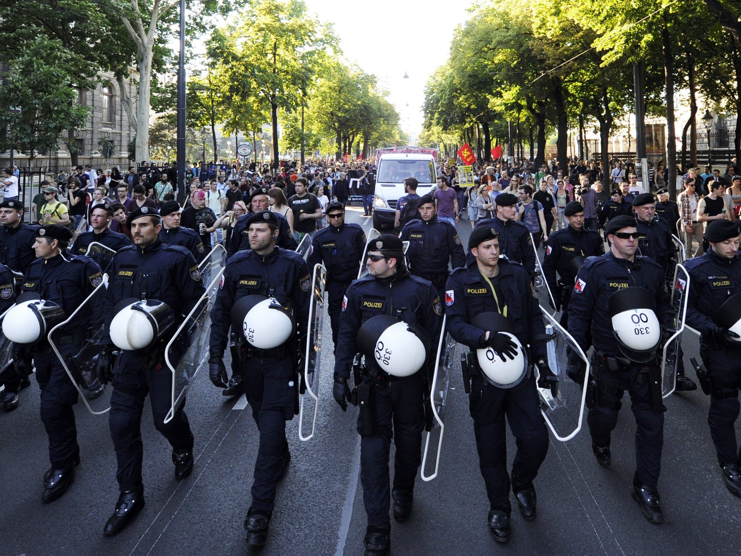Die Offensive gegen Rechts demonstriert gegen Schwarz-Blau Die Offensive gegen Rechts demonstriert gegen Schwarz-Blau