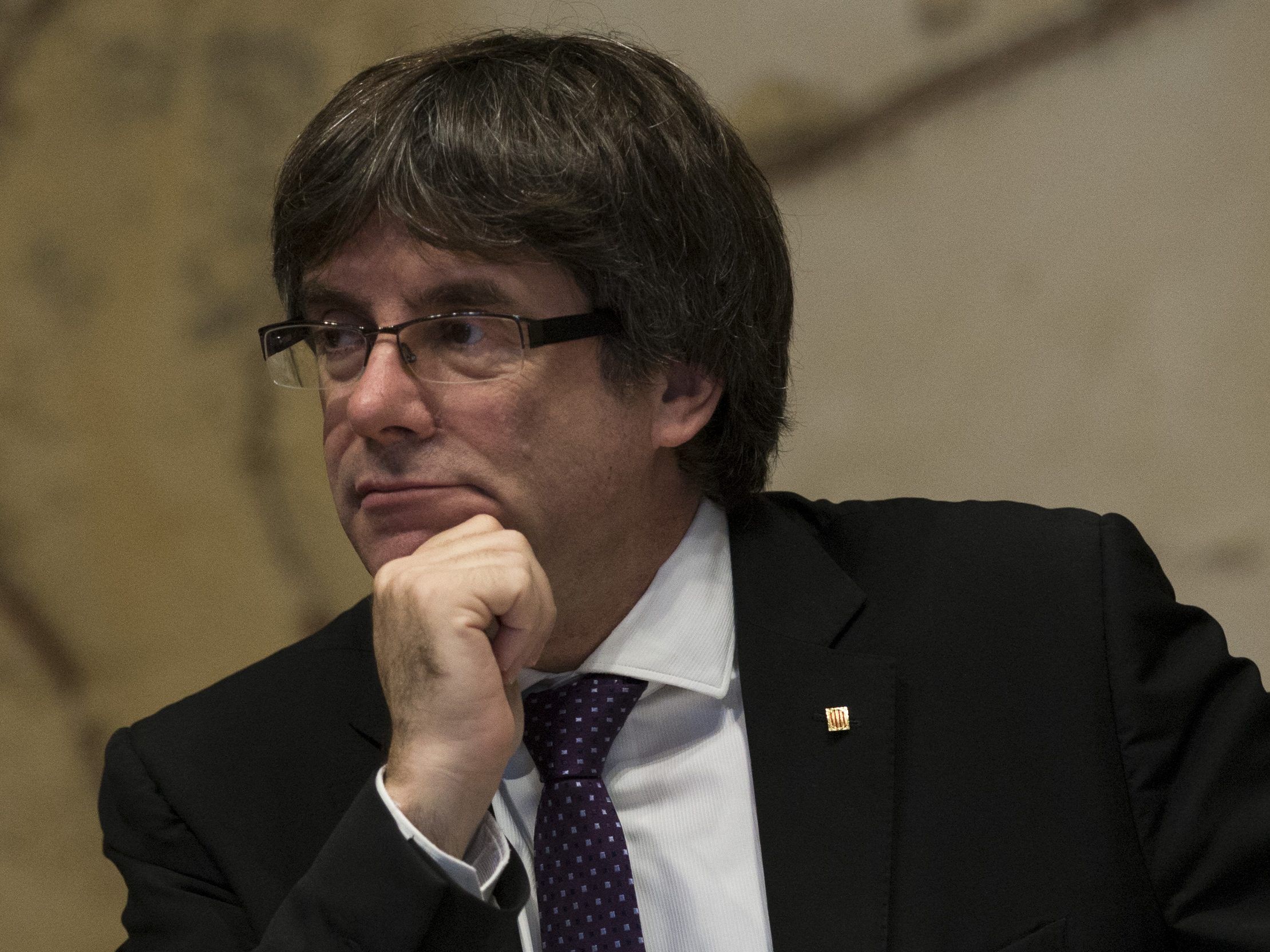 Puigdemont erneuert Dialogangebot - Bei Aufhebung der Autonomie wird aber Unabhängigkeit ausgerufen.