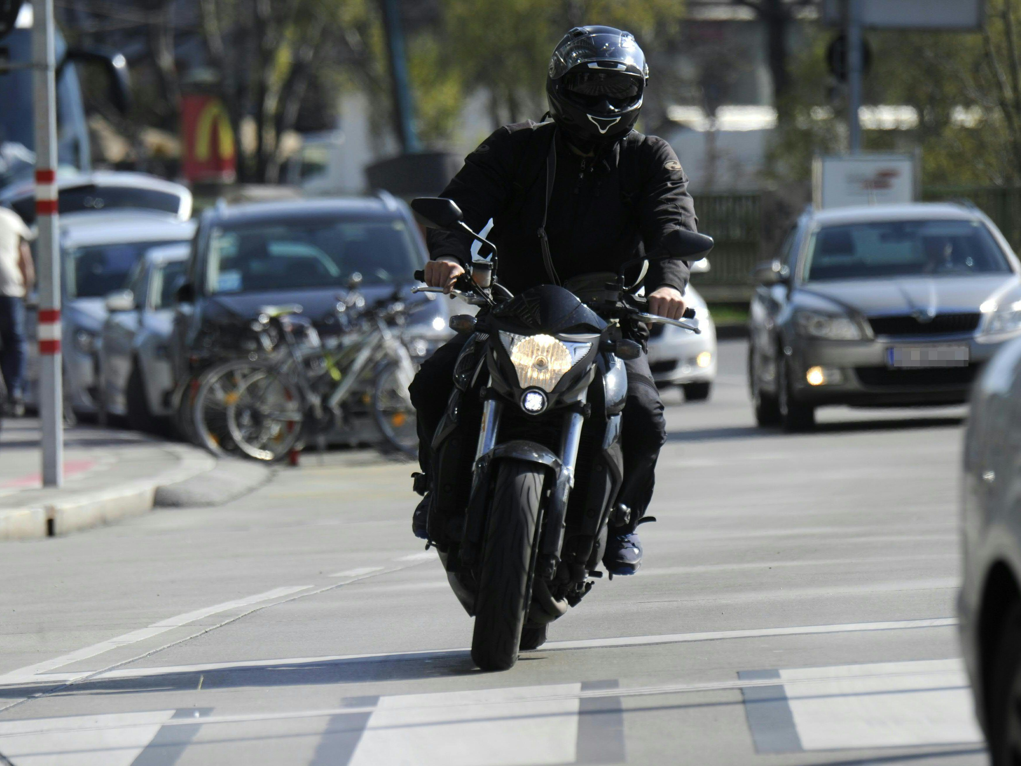 Ein Biker bedrohte ein Pärchen in Hernals