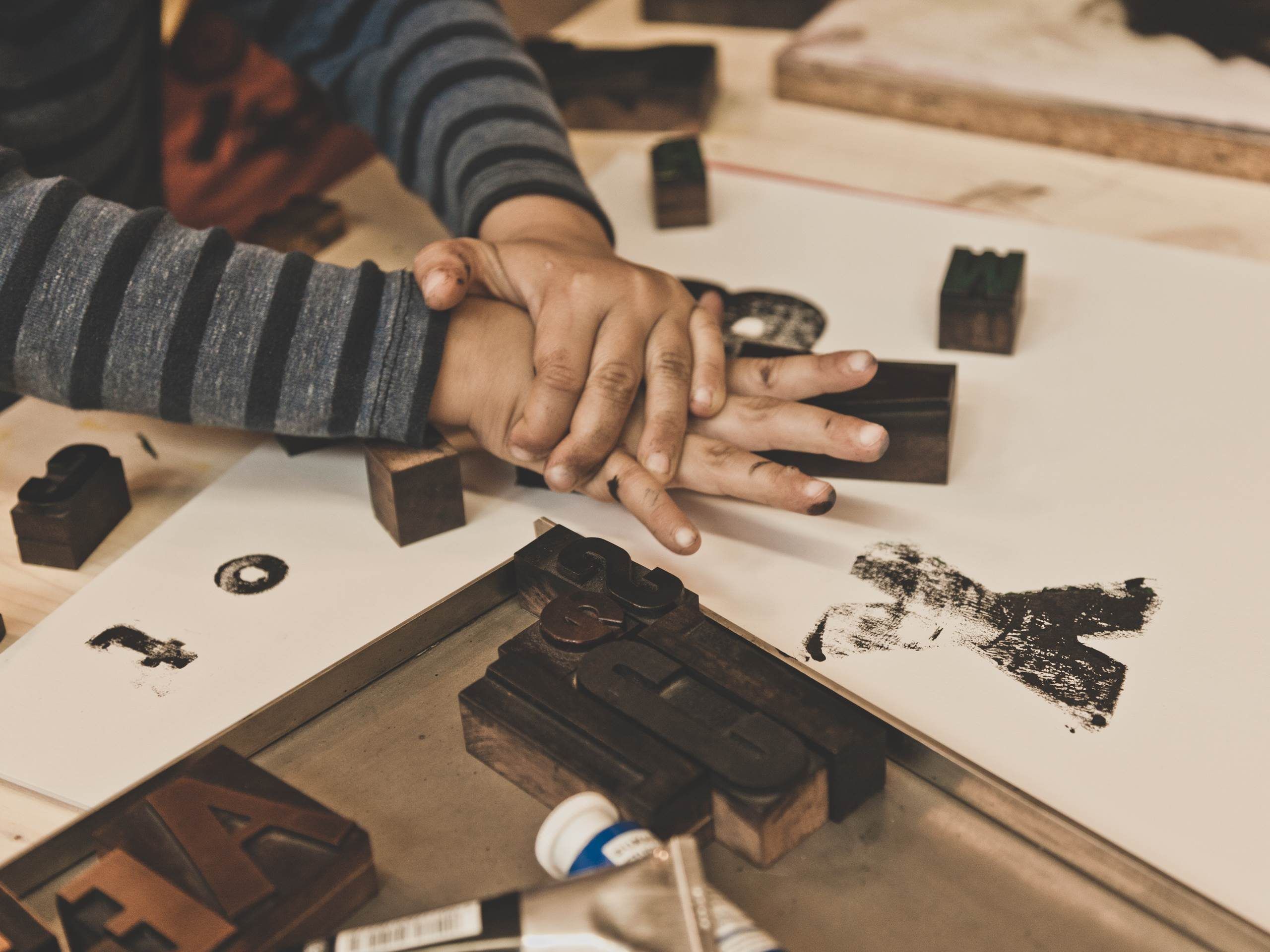 Gestaltung fängt im Kleinen an, schon beim Setzen von Buchstaben. Am TYPOTAG für Familien haben Designinteressierte von eins bis 99 die Möglichkeit eigene Druckwerke zu gestalten.