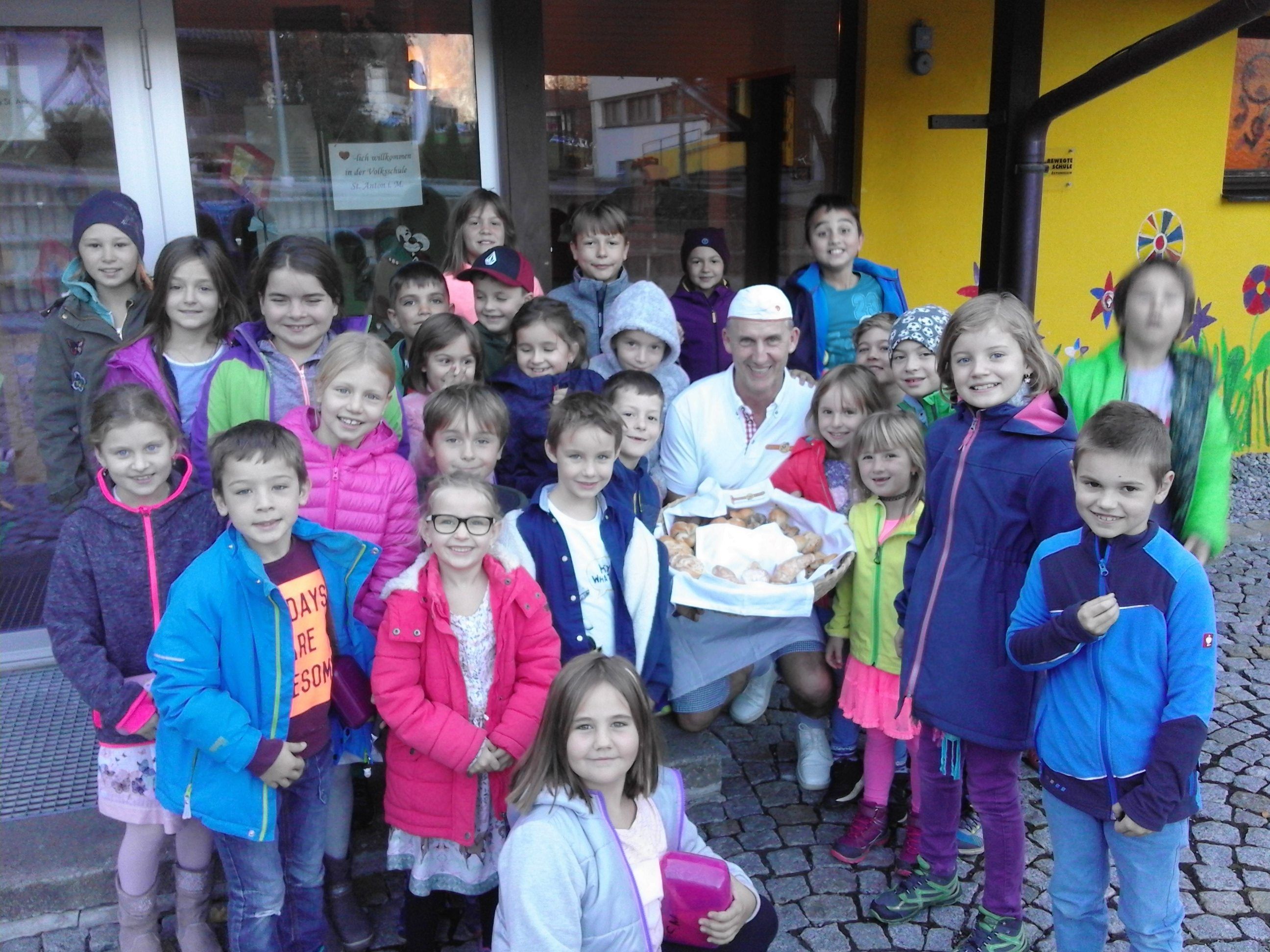 Bäckermeister Walter Stüttler ist ein gern gesehener Gast in der Volksschule Bäckermeister Walter Stüttler ist ein gern gesehener Gast in der Volksschule