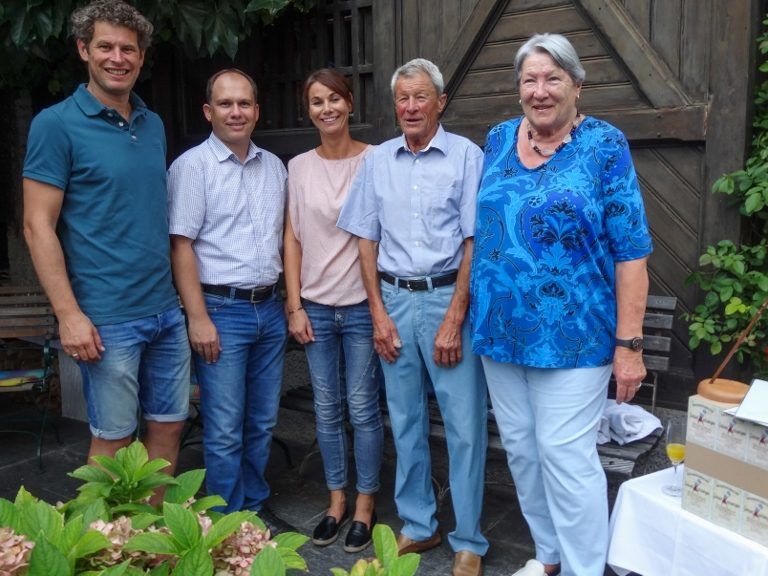 v.l.n.r.: Obmann Markus Comploj, Bürgermeister (FH) Peter Neier, Andrea Kräutler, Ehrenfähnrich Herbert Burtscher mit Gattin Rosmarie Burtscher v.l.n.r.: Obmann Markus Comploj, Bürgermeister (FH) Peter Neier, Andrea Kräutler, Ehrenfähnrich Herbert Burtscher mit Gattin Rosmarie Burtscher