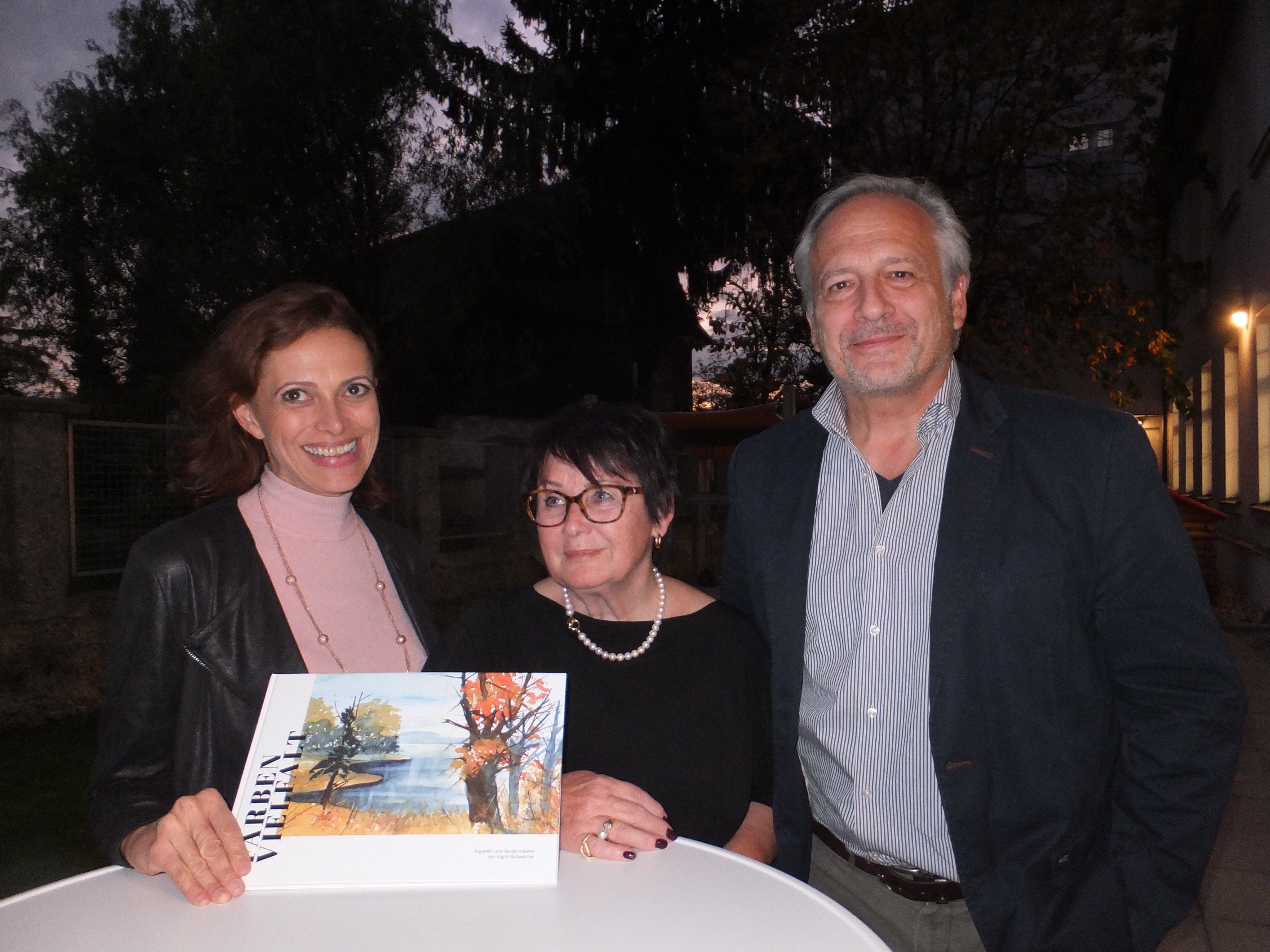 Küstlerin Ingrid Schwärzler (mi) mit Monika Fischer und Heinz Mathis Küstlerin Ingrid Schwärzler (mi) mit Monika Fischer und Heinz Mathis