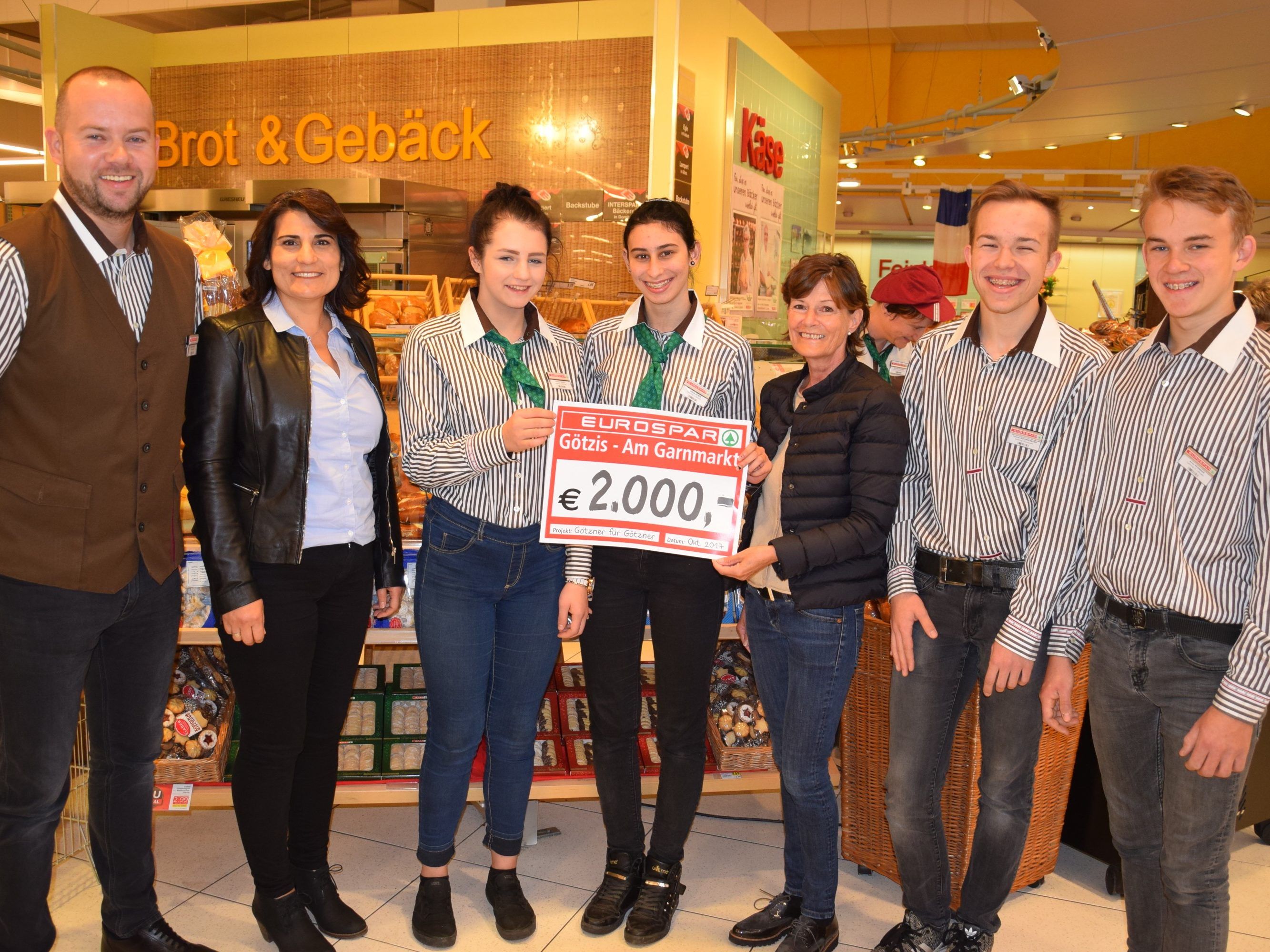 Spendenübergabe im Eurospar Götzis: v.l. Marktleiter Dejan Maric, Bircan Cosgun (Götzner für Götzner), Jessica Marte, Patricia Aber, Brigitte Loacker (Götzner für Götzner), Dennis Böhmwalder und Aron Pfanner