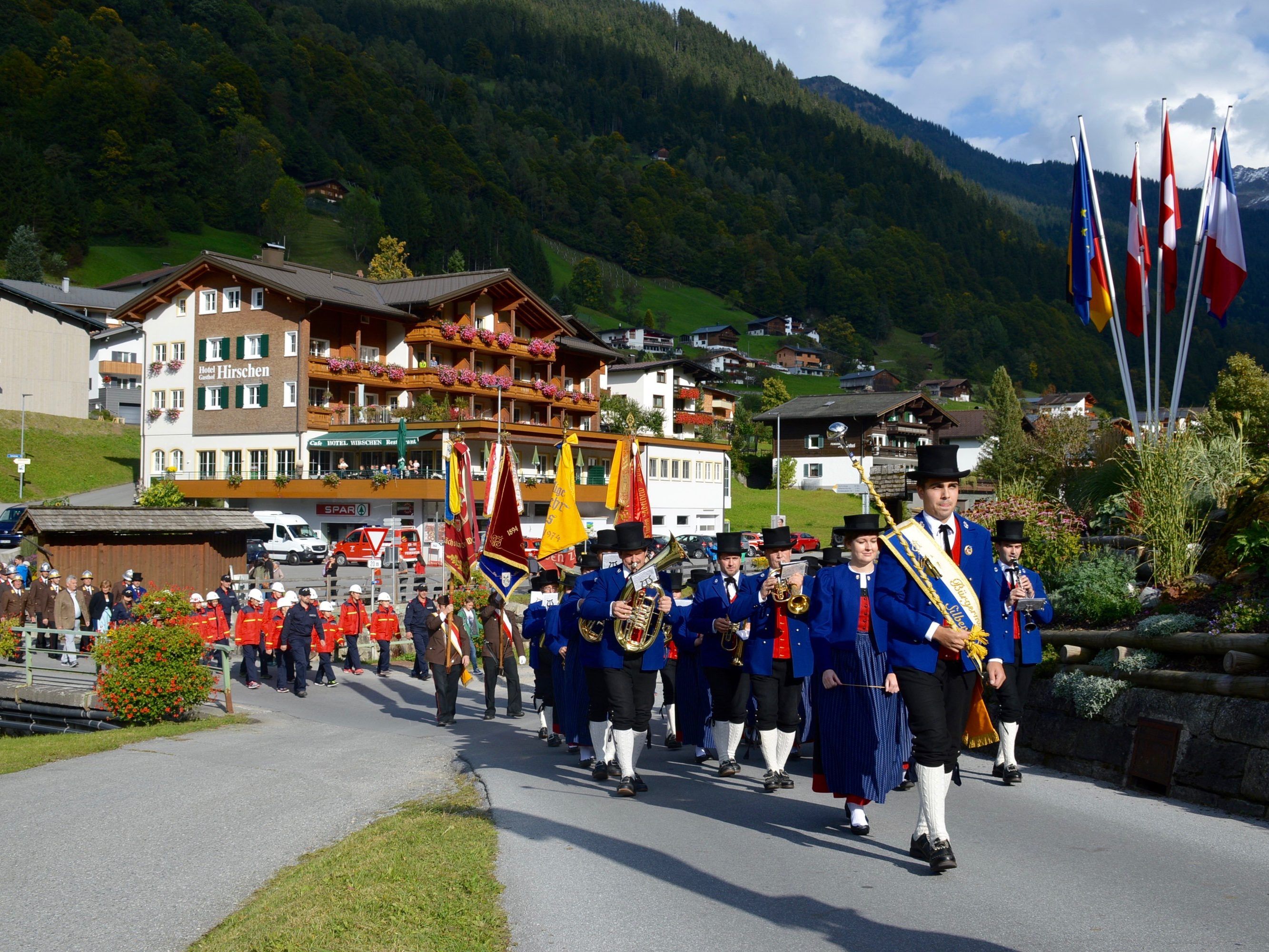 Fest in Silbertal - Die Segnung des neuen Silbertaler Tanklöschfahrzeugs wurde gebührend gefeiert.