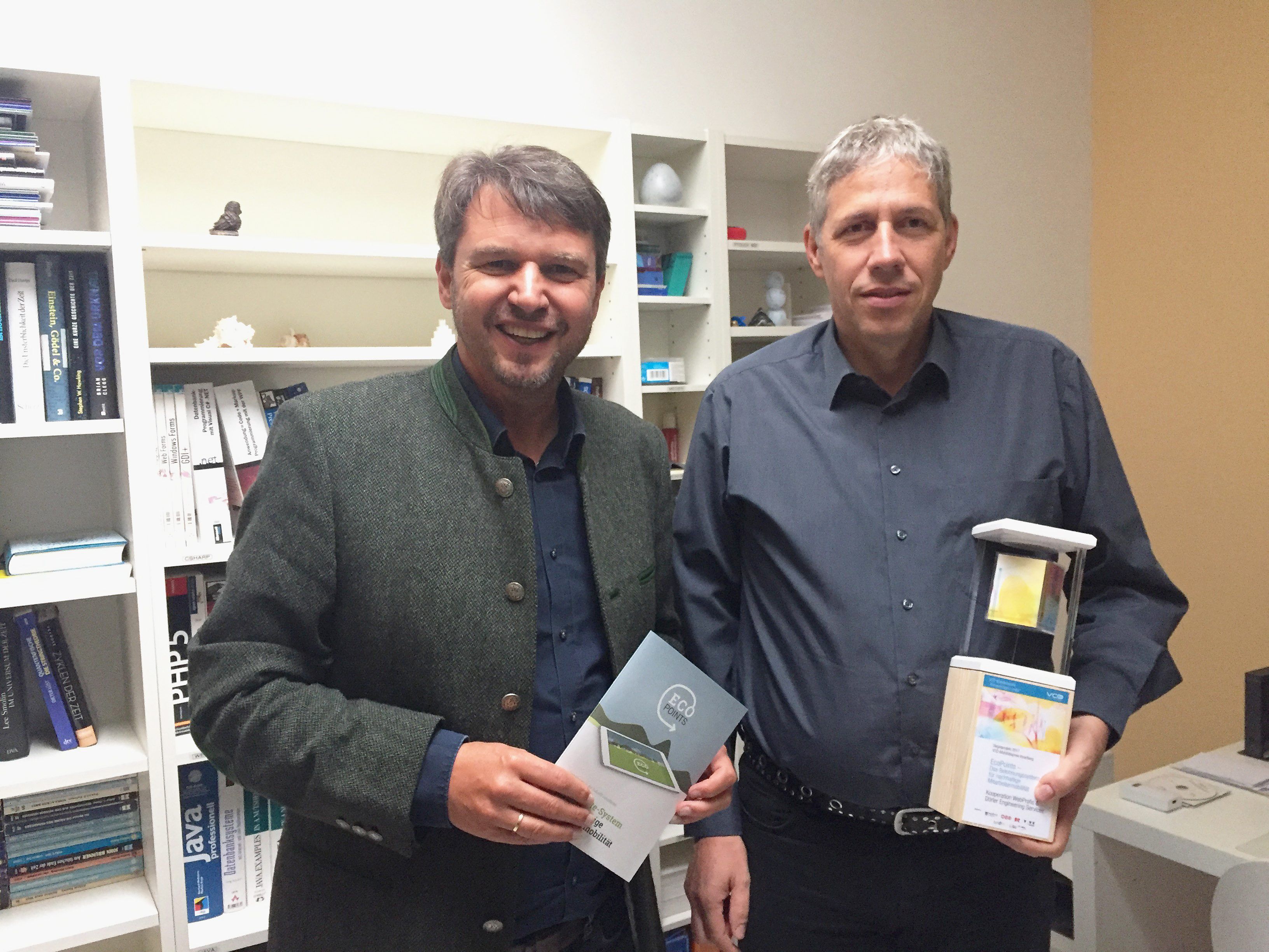 Gratulant Bürgermeister Kurt Fischer mit VCÖ-Mobilitätspreis-Gewinner Hartwig Vogel von Webprofis. Gratulant Bürgermeister Kurt Fischer mit VCÖ-Mobilitätspreis-Gewinner Hartwig Vogel von Webprofis.