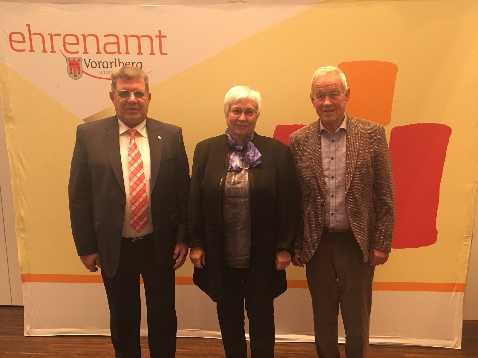 PVÖ-Präsident Erich De Gaspari feierte mit Brigitte Scholz und Hubert Gstrein (rechts) PVÖ-Präsident Erich De Gaspari feierte mit Brigitte Scholz und Hubert Gstrein (rechts)
