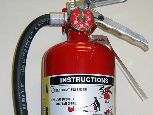 Die Funktion des Feuerlöschers sollte regelmäßig überprüft werden. Die Funktion des Feuerlöschers sollte regelmäßig überprüft werden.