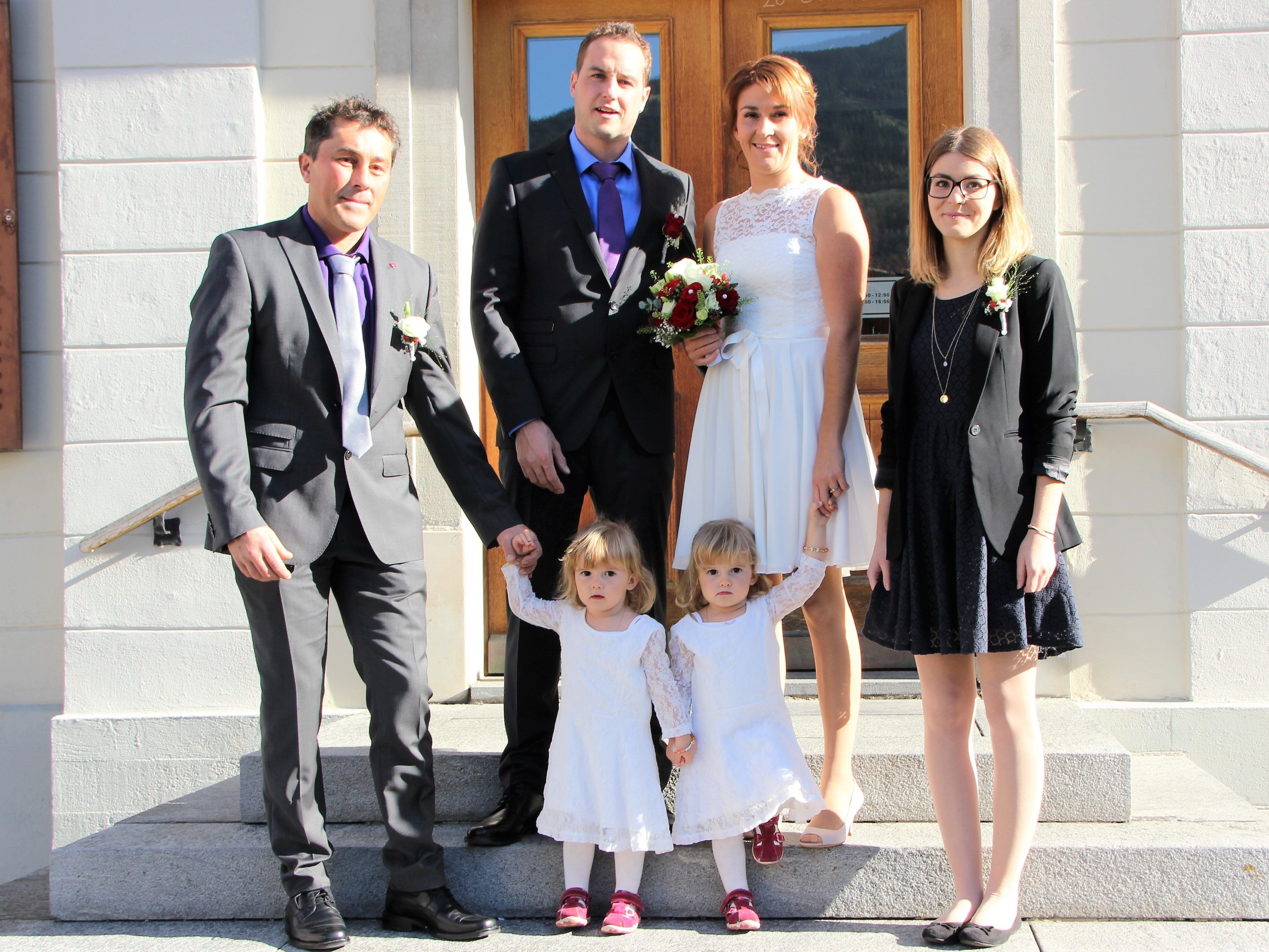 Das frisch vermählte Paar mit den Zwilingen Jennifer und Sophia und den Trauzeugen.