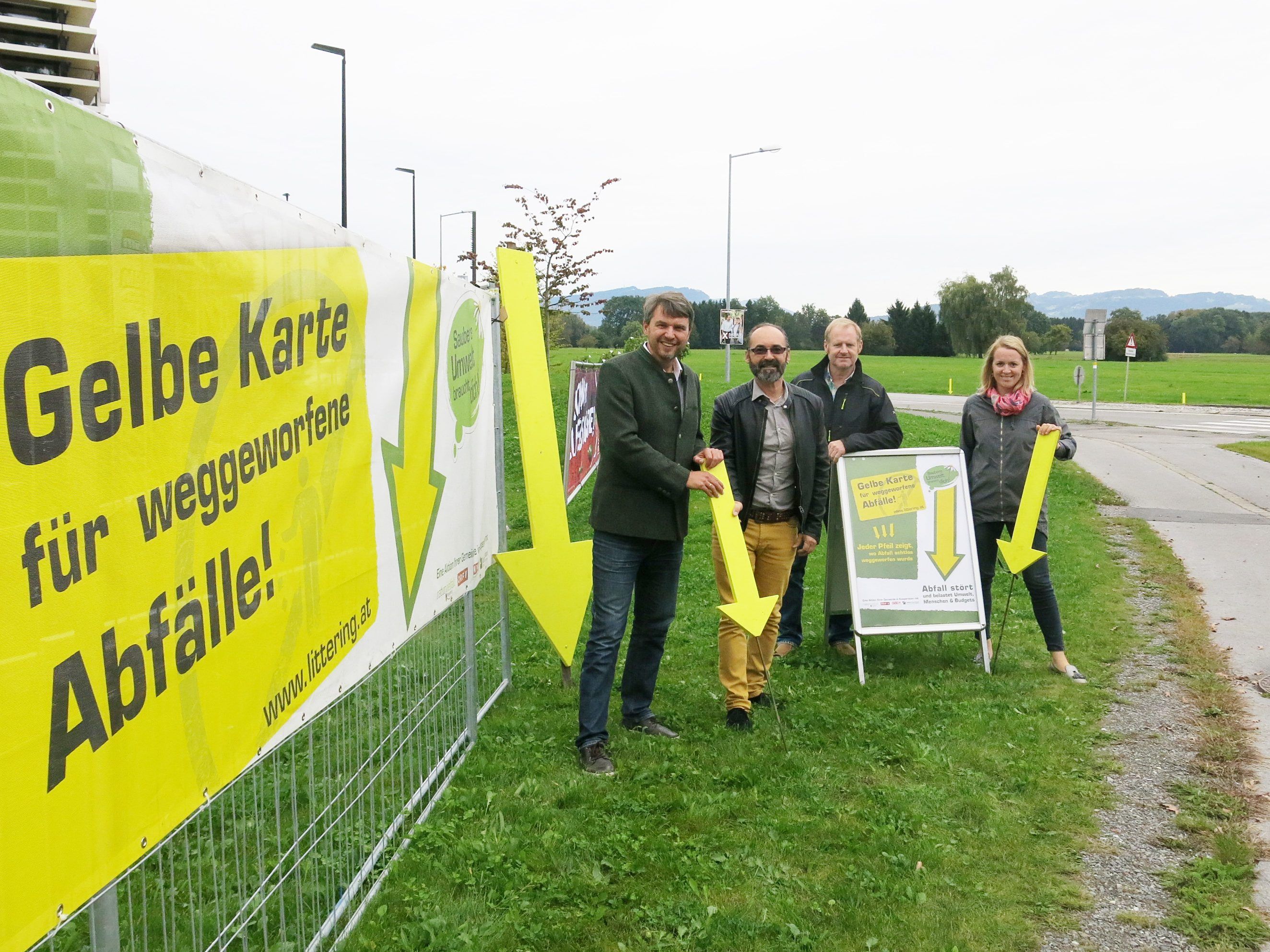 Gelbe Pfeile, um auf Littering aufmerksam zu machen! (v.l.n.r. Bürgermeister Kurt Fischer, Abfallverantwortlicher Günter Bösch, Bauhofleiter Wolfgang Hagen und Umweltreferentin Christine Bösch-Vetter) Gelbe Pfeile, um auf Littering aufmerksam zu machen! (v.l.n.r. Bürgermeister Kurt Fischer, Abfallverantwortlicher Günter Bösch, Bauhofleiter Wolfgang Hagen und Umweltreferentin Christine Bösch-Vetter)