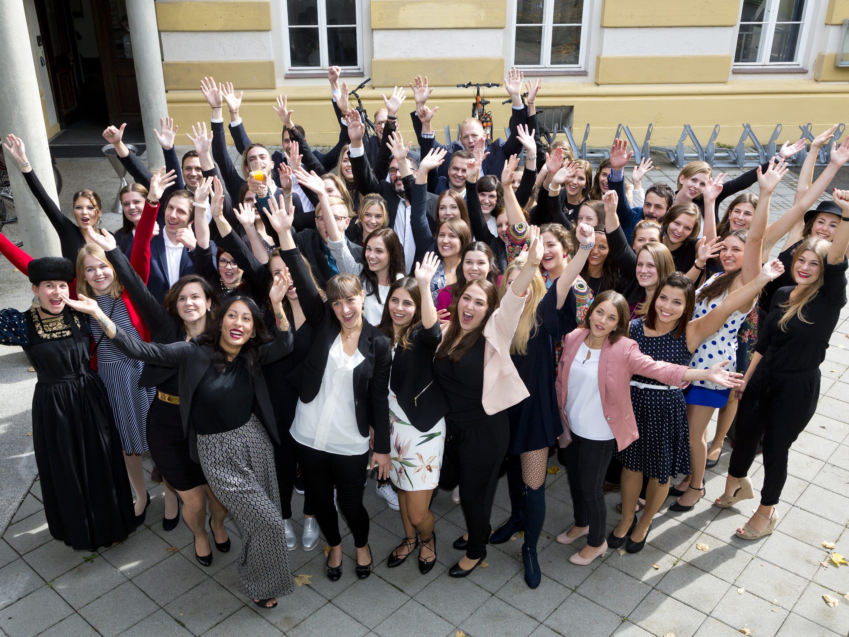 48 erleichterte, strahlende Absolventinnen und Absolventen bei der Diplomfeier im Landeskonservatorium Feldkirch.