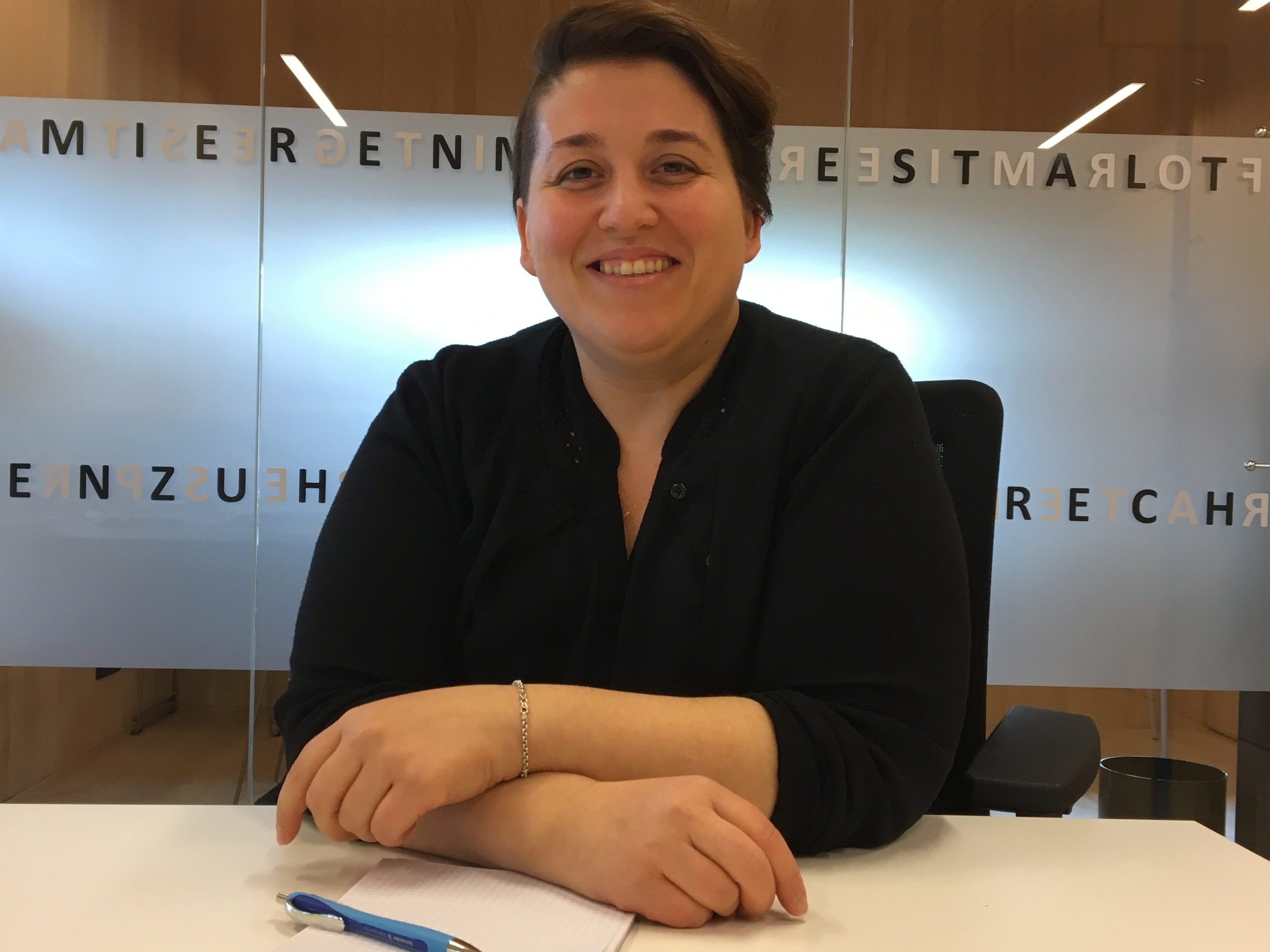 Die Lustenauerin Cigdem Gökem-Erden hat beim Femail-Büro in Lustenau ein offenes Ohr für weibliche Probleme und Fragen.