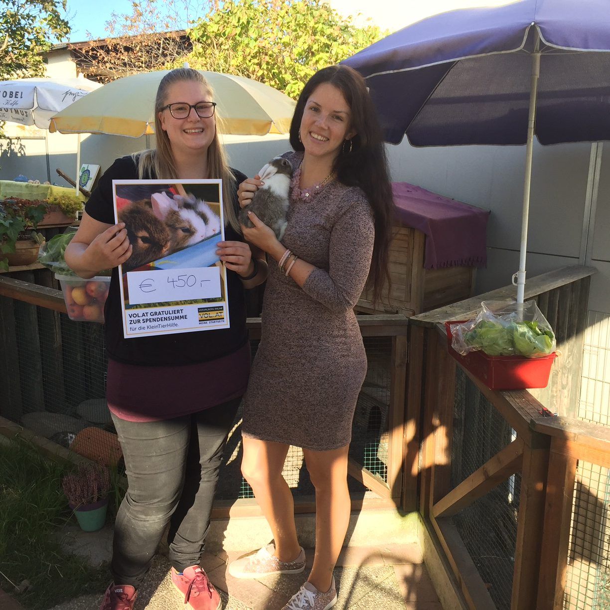 Martina Le von der KleinTierHilfe Dornbirn mit Anja Auer, VOL.AT, sowie der wollige Schützling Anna.