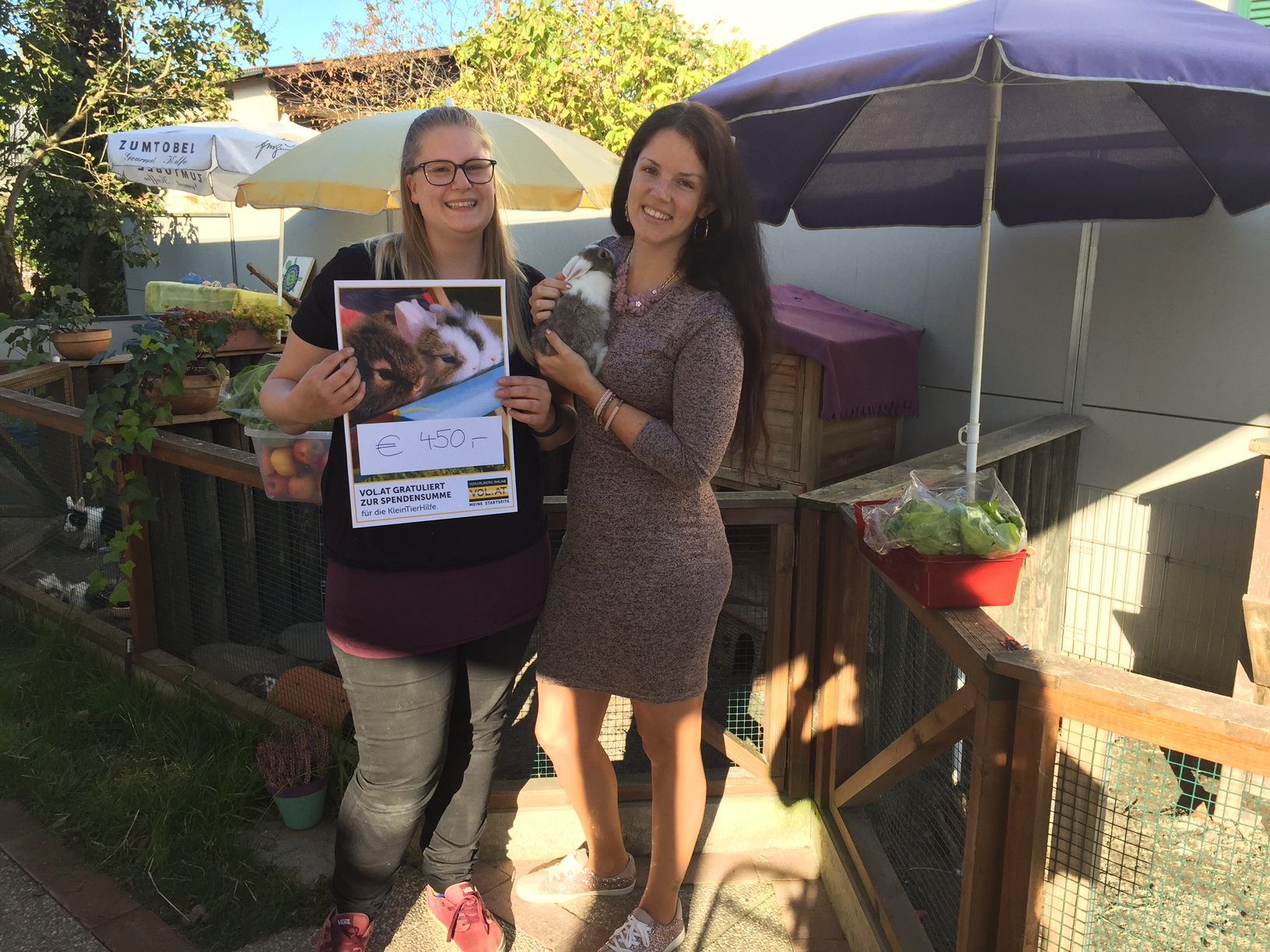 Martina Le von der KleinTierHilfe Dornbirn mit Anja Auer, VOL.AT, sowie der wollige Schützling Anna. Martina Le von der KleinTierHilfe Dornbirn mit Anja Auer, VOL.AT, sowie der wollige Schützling Anna.