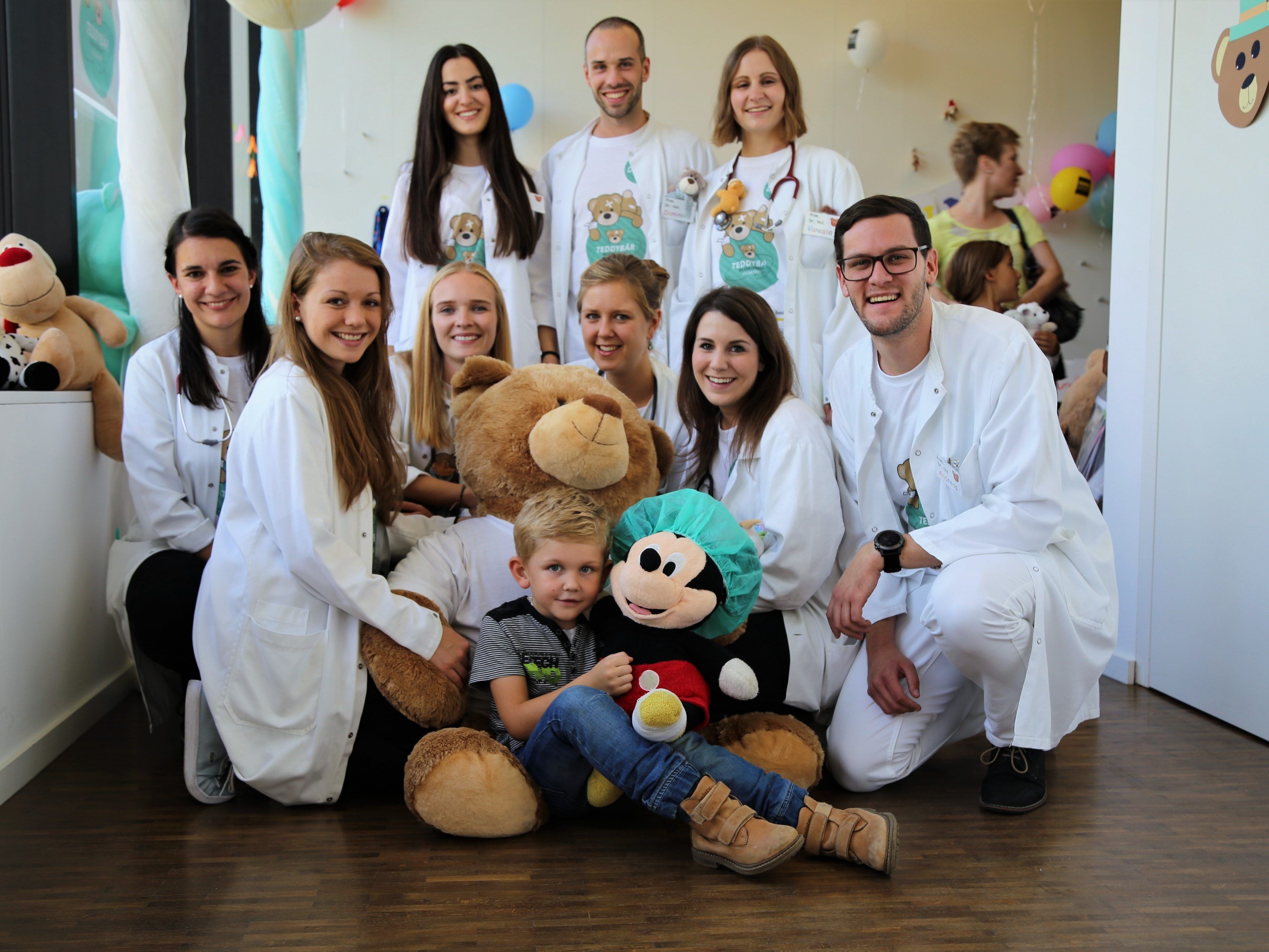 Ein spannender Nachmittag im Teddybärkrankenhaus mit dem Organisationsteam Dominik, Natascha, Andreas, Lisa Marie, Vanessa, Anna, Laura, Delal und Christa.