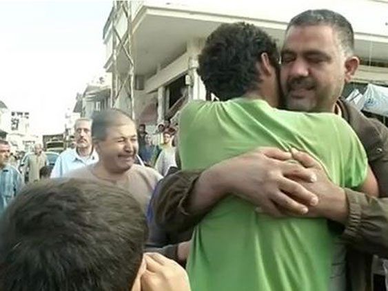 Die Geiseln konnten eine Wache überwältigen. Die Geiseln konnten eine Wache überwältigen.