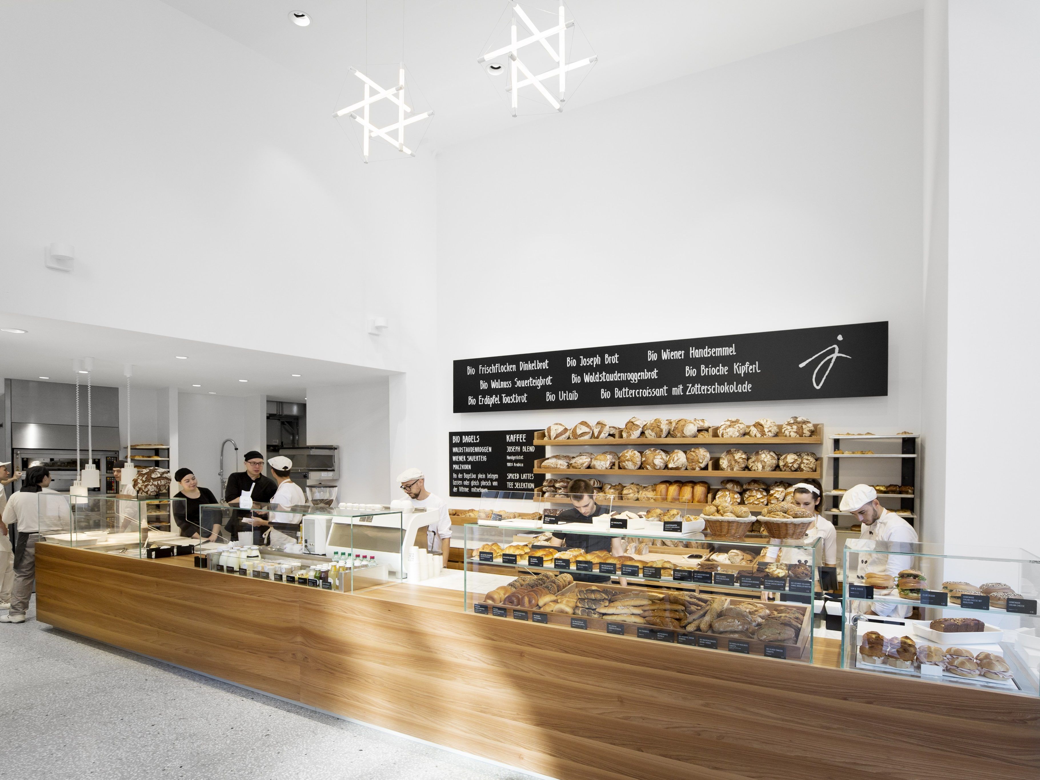 Hoseph Brot eröffnet Wiens erste Bagelmanufaktur am Albertinaplatz. Hoseph Brot eröffnet Wiens erste Bagelmanufaktur am Albertinaplatz.