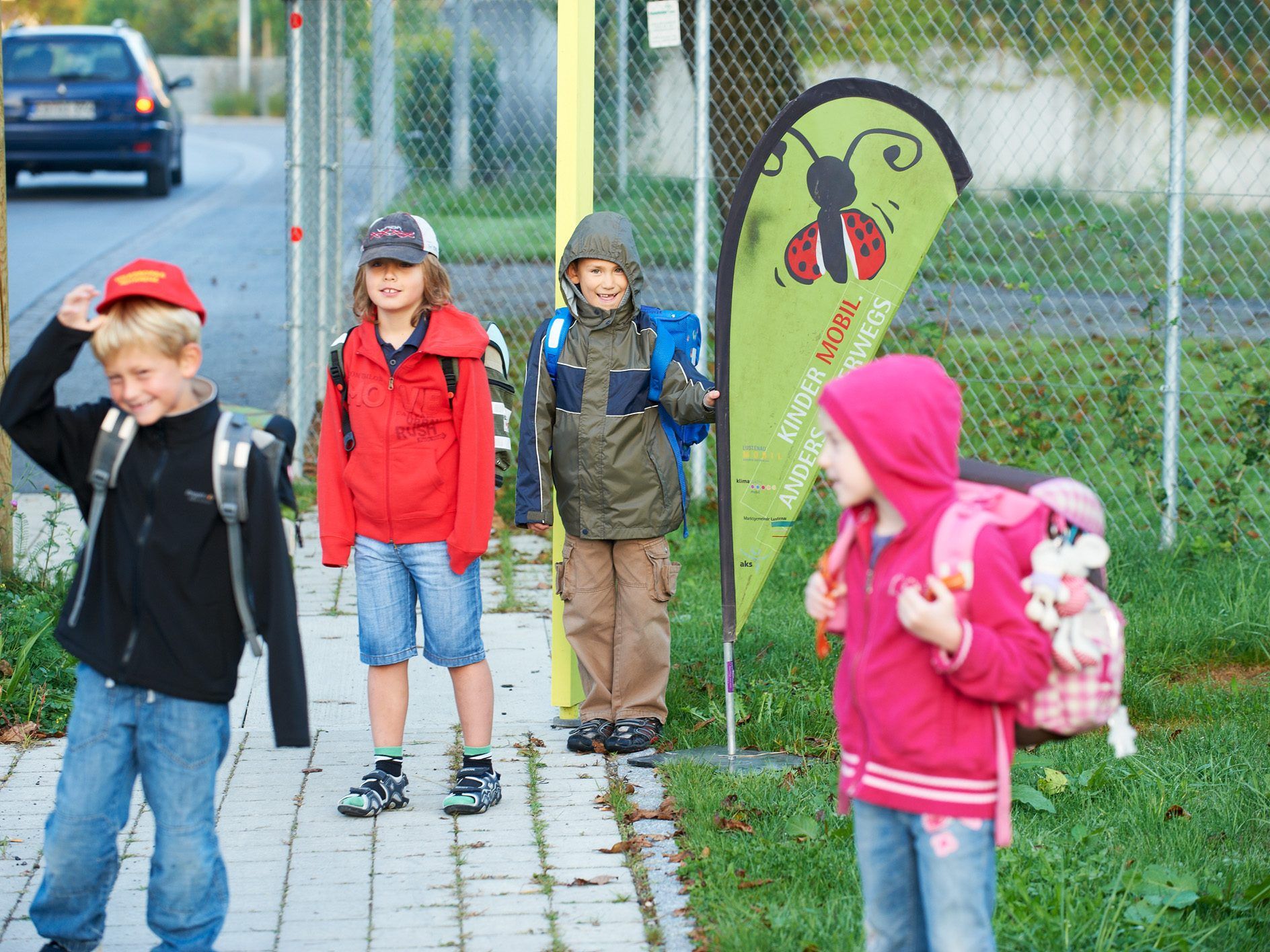 Zu Fuß, per Fahrrad, KIKI oder Bus unterwegs in den Kindergarten und in die Schule: Vom 3. November bis zum 1. Dezember läuft im Rheindorf und im Hasenfeld die Aktion „Schoolwalker“ im Rahmen von „Kinder mobil“.