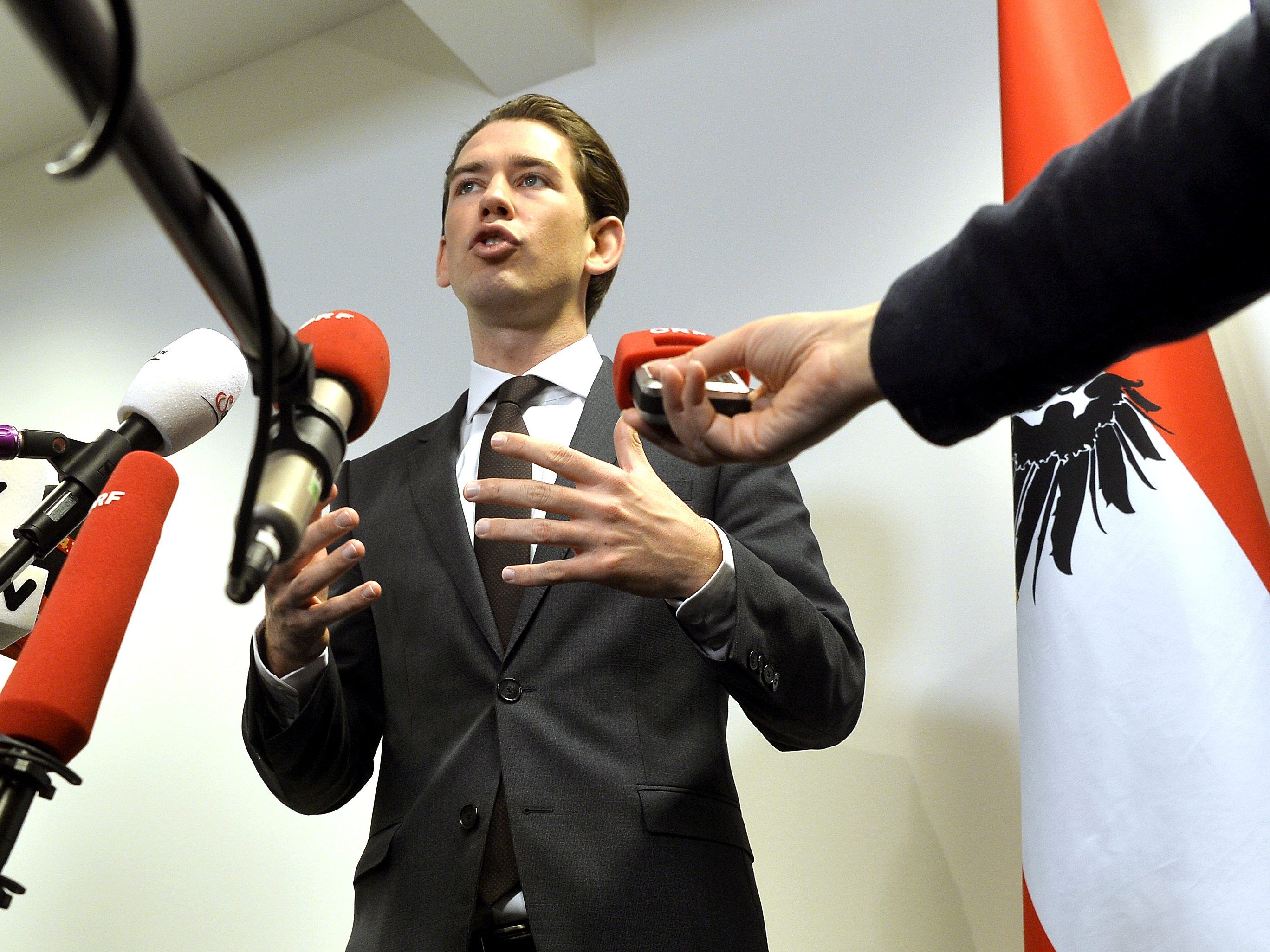 Sebastian Kurz tritt für einen Erklärung live vor die Presse.