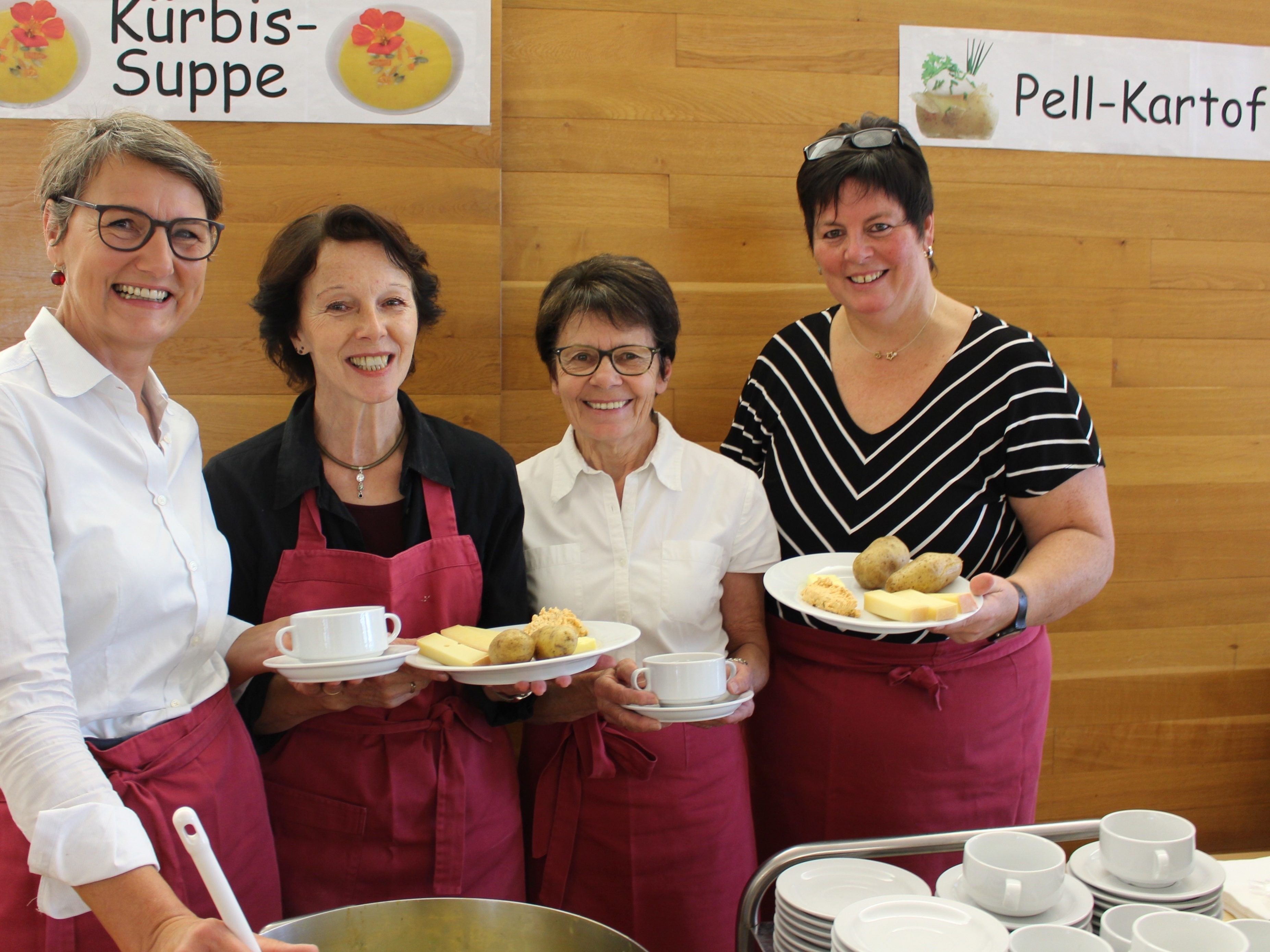 Auch in diesem Jahr konnte sich der Lochauer Missionskreis über einen bestens besuchten „Kartoffeltag“ freuen im im Bild Margot Zwing, Sigrid Rachbauer, Helga Alge und Petra Rührnschopf.