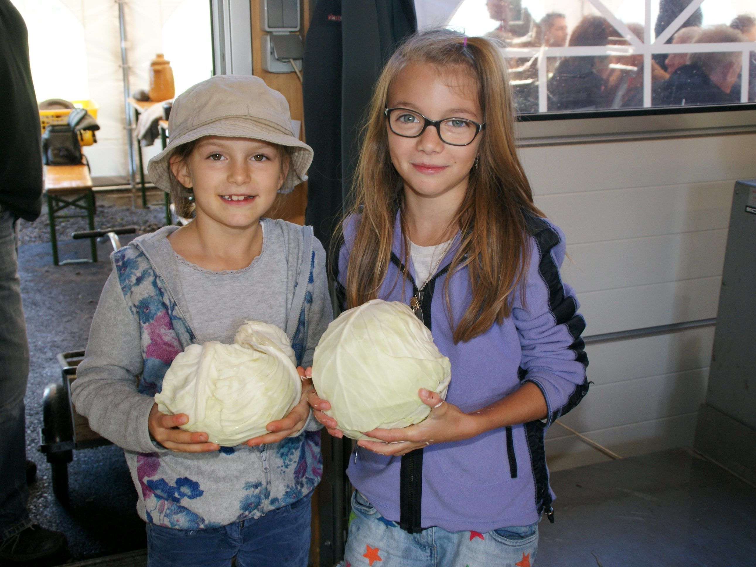 Lorena und Anna hatten Spaß beim Krauthobeln