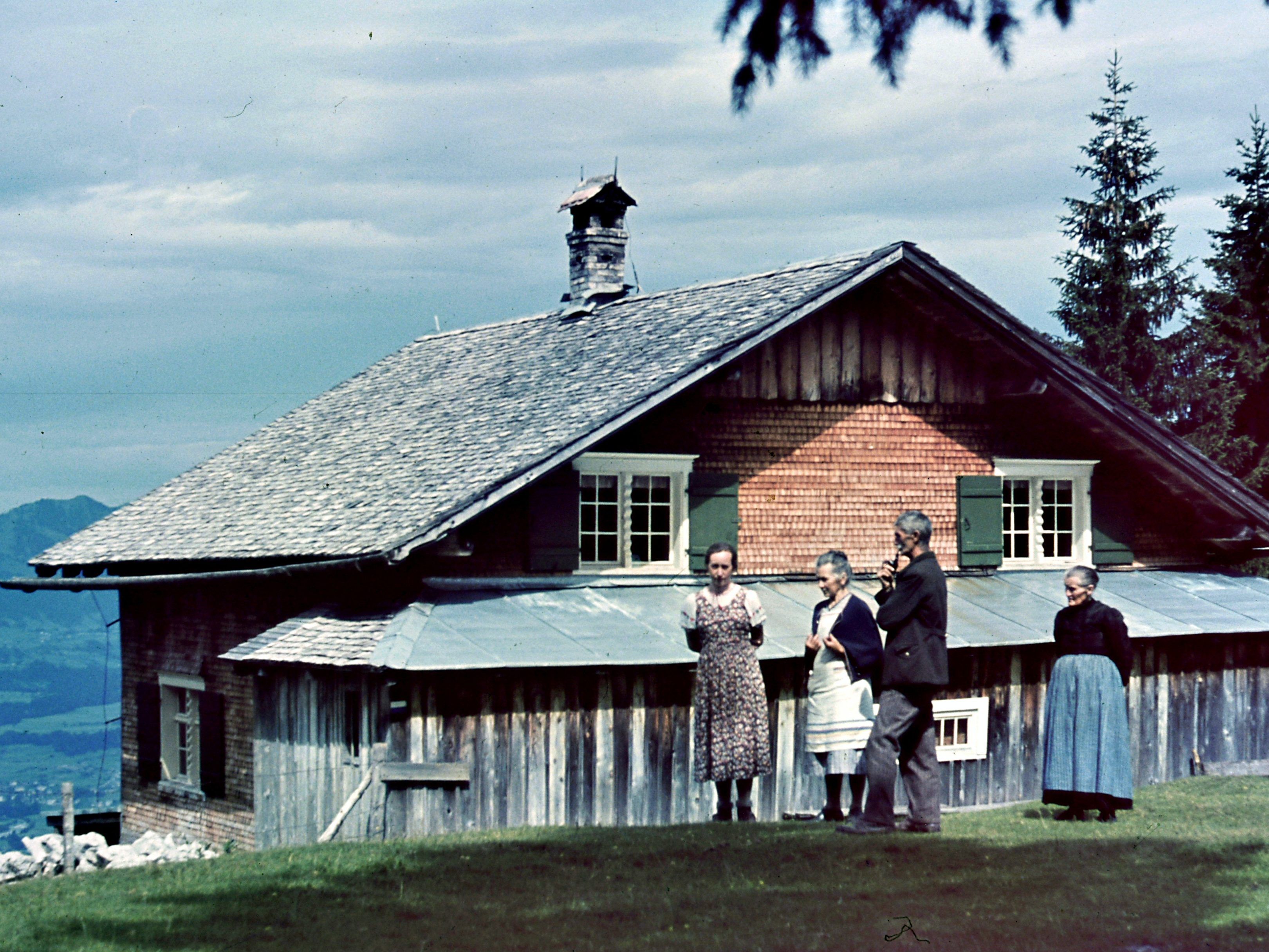 Josef Ernst (Bildmitte) erbaute die Lustenauer Hütte im Jahre 1927.