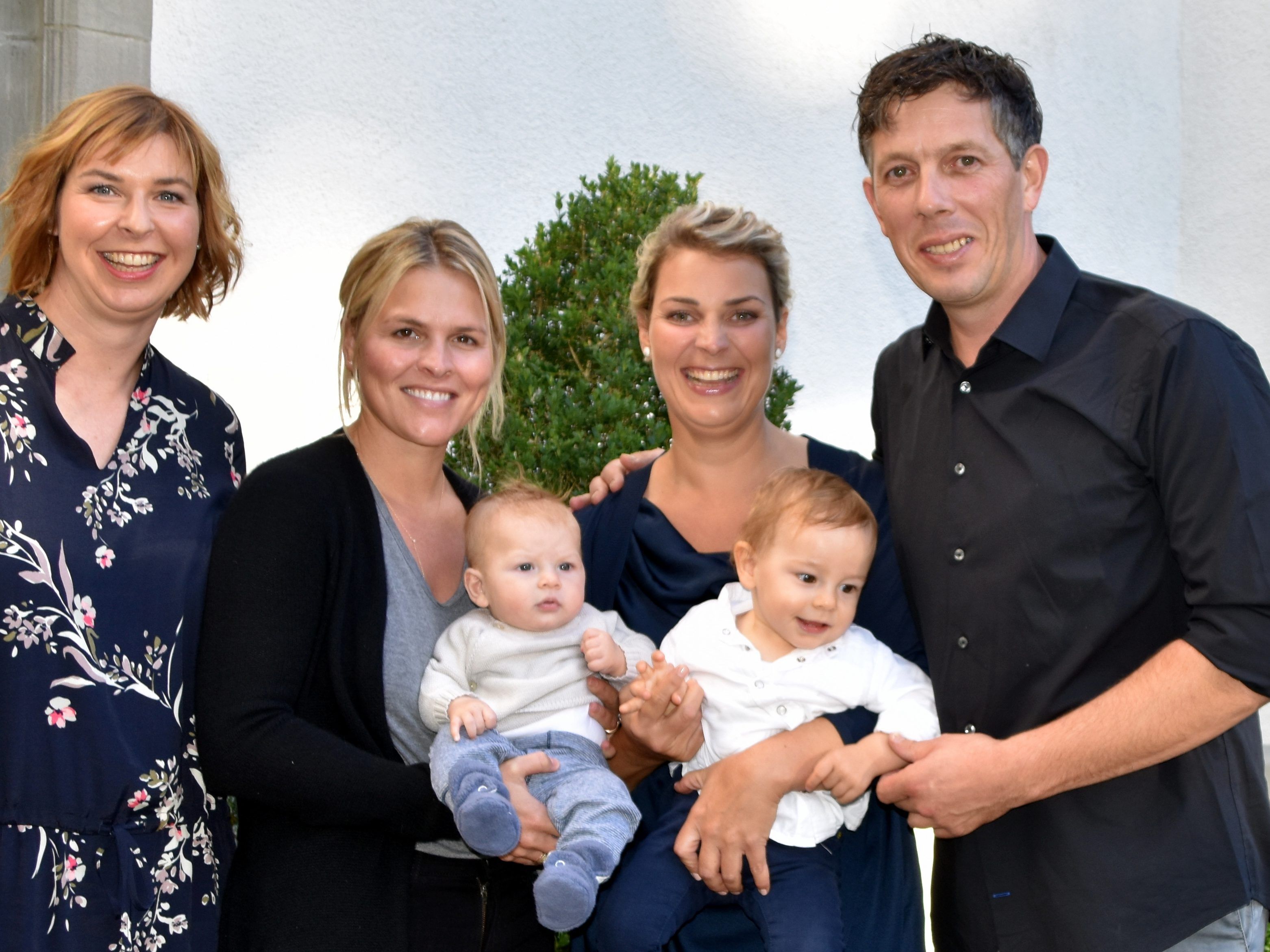 Nick mit Mama Christina Westenberger, Paten Mia Pascoe Ligety mit Jax und Katrin Westenberger sowie Papa Alexander Martin