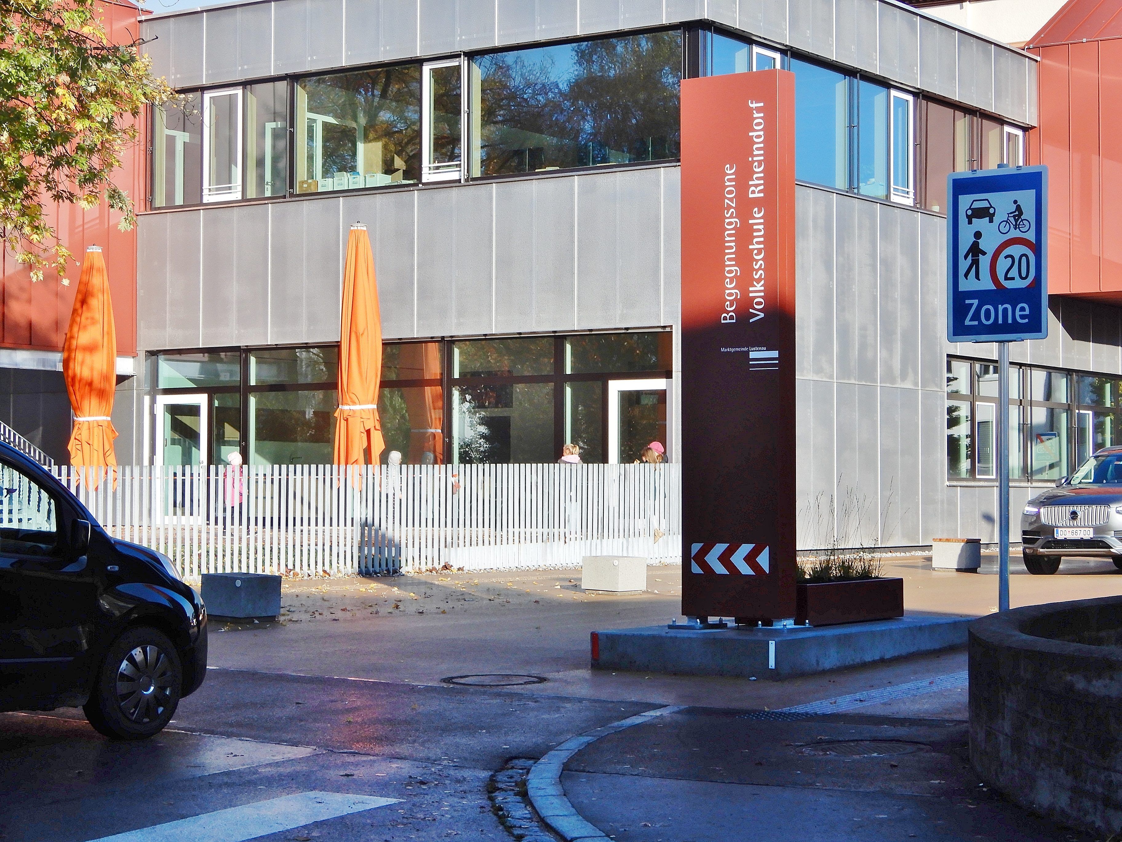 Die angebrachten Betonblöcke vor der VS Rheindorf sollen dafür sorgen, dass Fahrzeuge die Geschwindigkeit drosseln müssen.