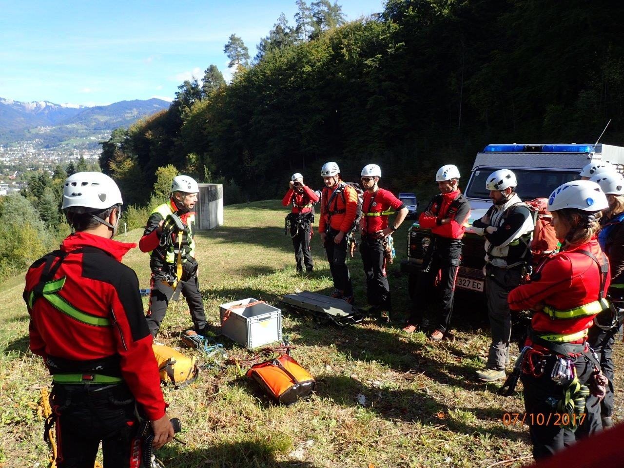 Lagebesprechung zur Paragleiterbergung