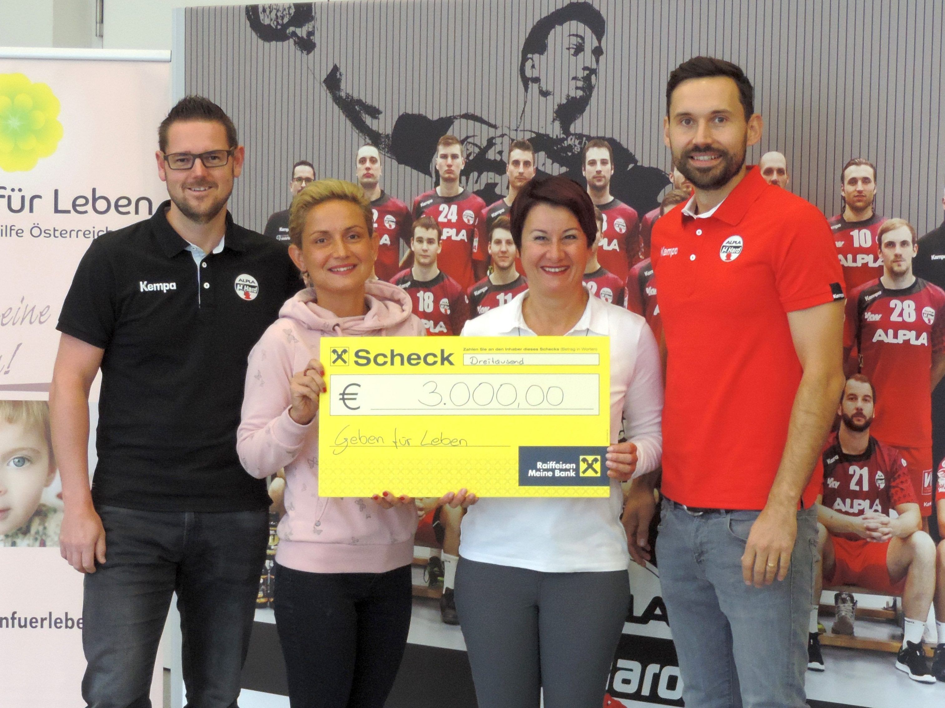 Die ALPLA HC Hard-Vorstände Markus Köberle (li) und Alexander Kathrein konnten an Geben für Leben-Büroleiterin Cemanur Kartal und Obfrau Susanne Marosch einen Scheck in Höhe von 3000 Euro überreichen. Die ALPLA HC Hard-Vorstände Markus Köberle (li) und Alexander Kathrein konnten an Geben für Leben-Büroleiterin Cemanur Kartal und Obfrau Susanne Marosch einen Scheck in Höhe von 3000 Euro überreichen.
