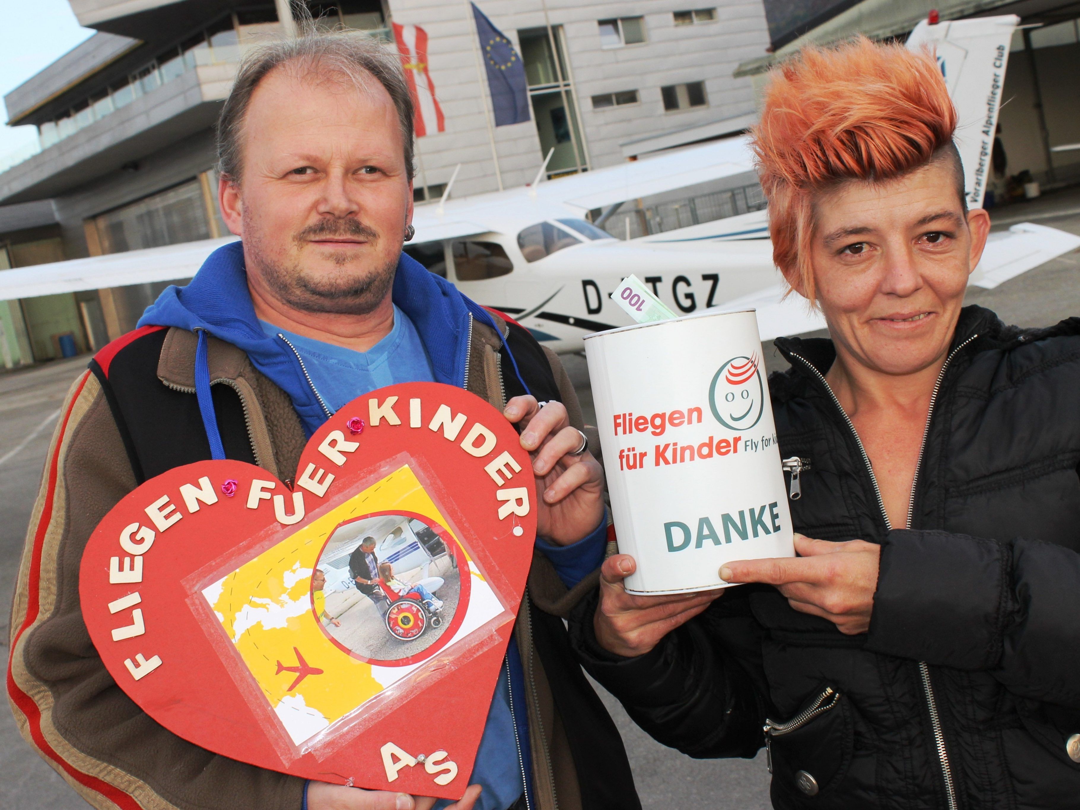 Die engagierten Flohmarkt-Organisatoren Peter Forsthuber und Silke Windisch werden mit ihrem Team 25 Kindern mit Handicap zu einem Rundflug einladen