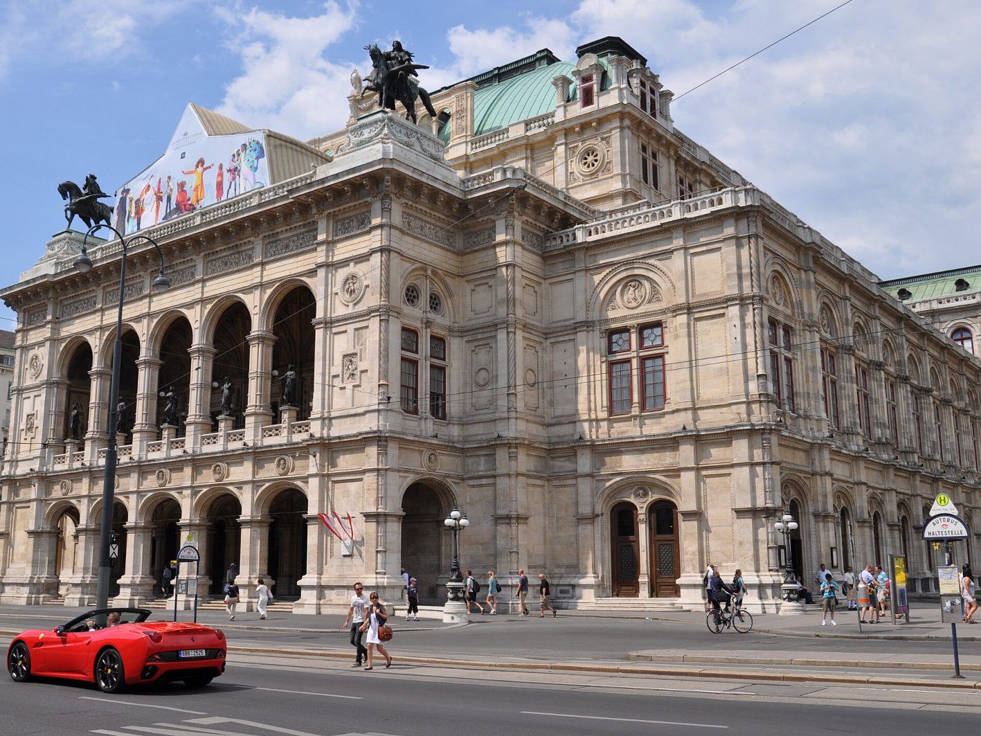 Die Wiener Staatsoper wird renoviert. Die Wiener Staatsoper wird renoviert.