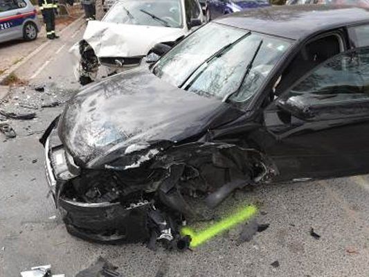 Beim Verkehrsunfall in Liesing wurden mehrere Personen verletzt