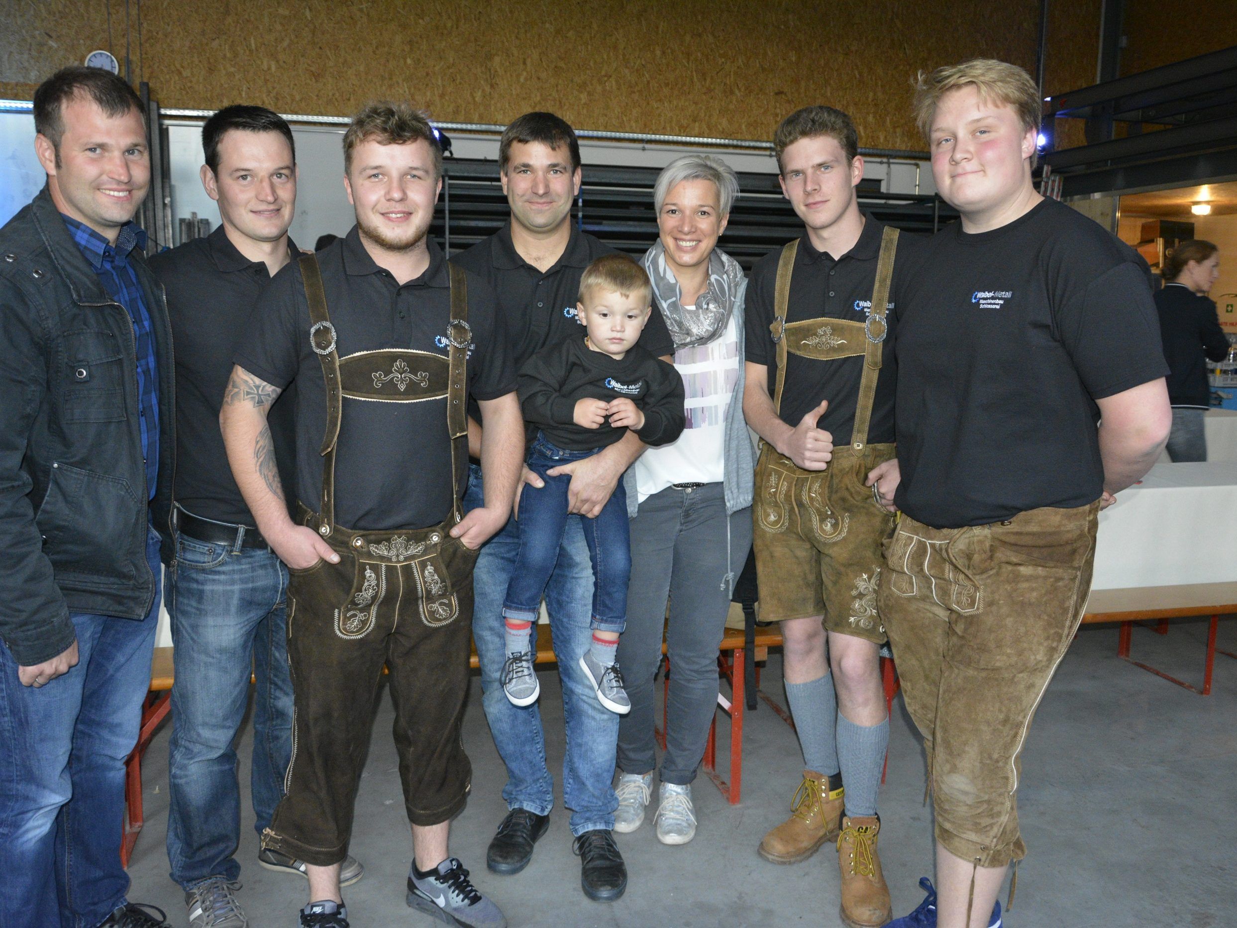 Von Mitarbeitern umringt: Christiane und Simon Waibel mit ihrem jüngsten Spross beim Fest ihres Firmenjubiläums. Von Mitarbeitern umringt: Christiane und Simon Waibel mit ihrem jüngsten Spross beim Fest ihres Firmenjubiläums.