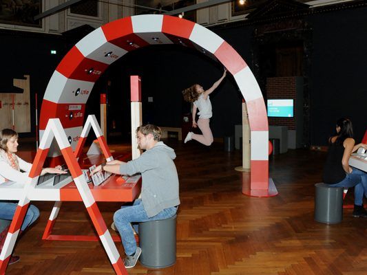 Die Ausstellung informiert über Fähigkeiten, Eigenheiten und Intelligenz von Hund & Katz. Die Ausstellung informiert über Fähigkeiten, Eigenheiten und Intelligenz von Hund & Katz.