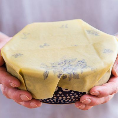 Die Bienenwachstücher passen sich durch Handwärme jeder beliebigen Form an.