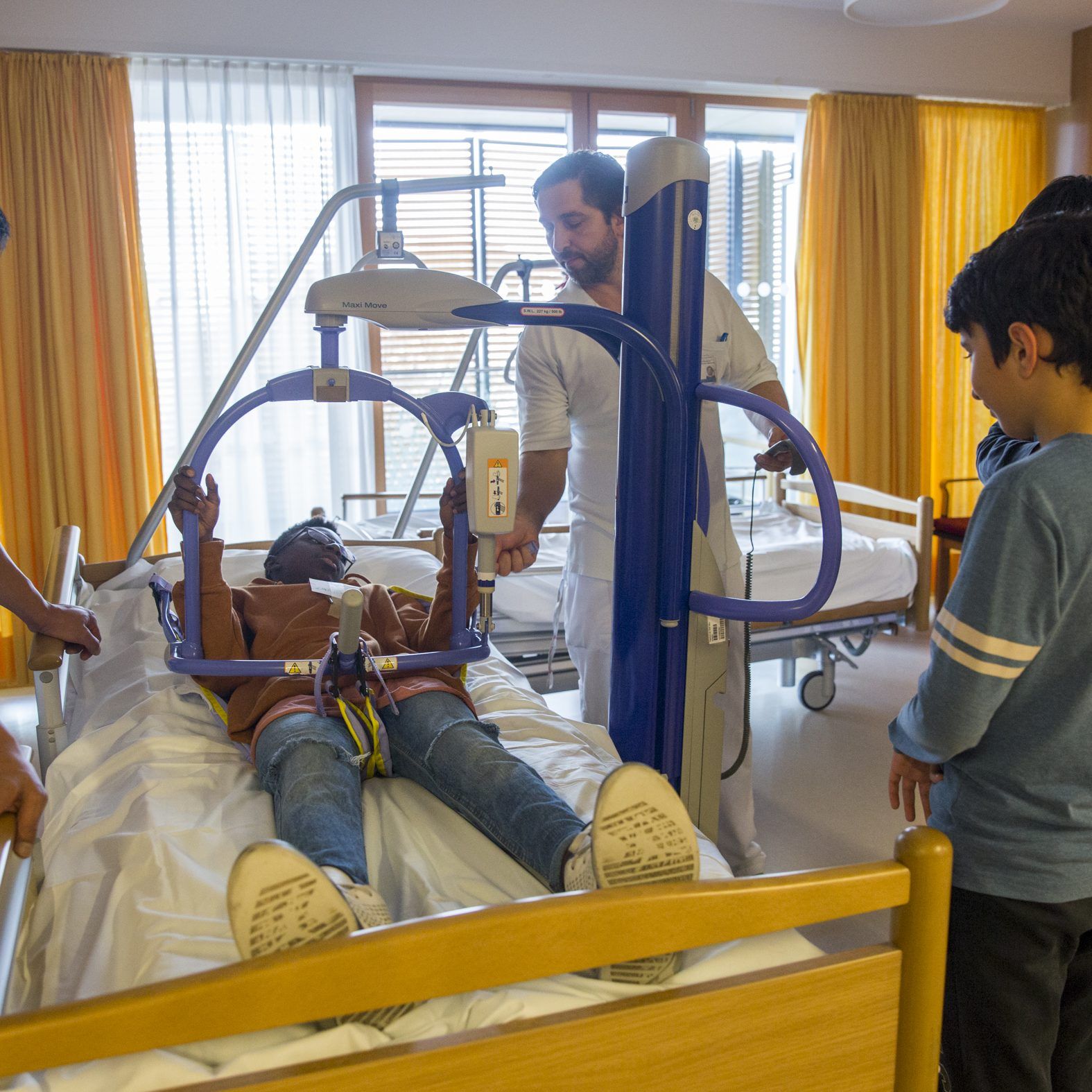 Burschen lernen soziale Berufe beim "Boys' Day" kennen.