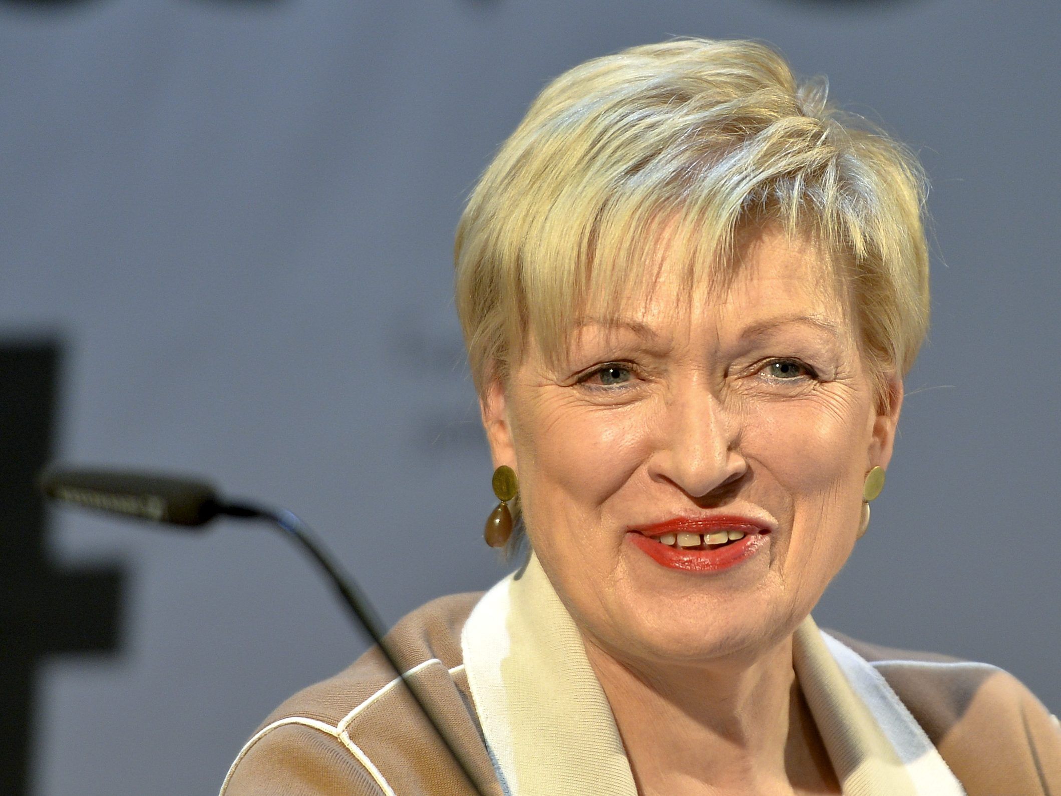 Das Wiener Burgtheater unter Leitung von Karin Bergmann übernimmt die künstlerische Gestaltung der Nestroy-Gala.