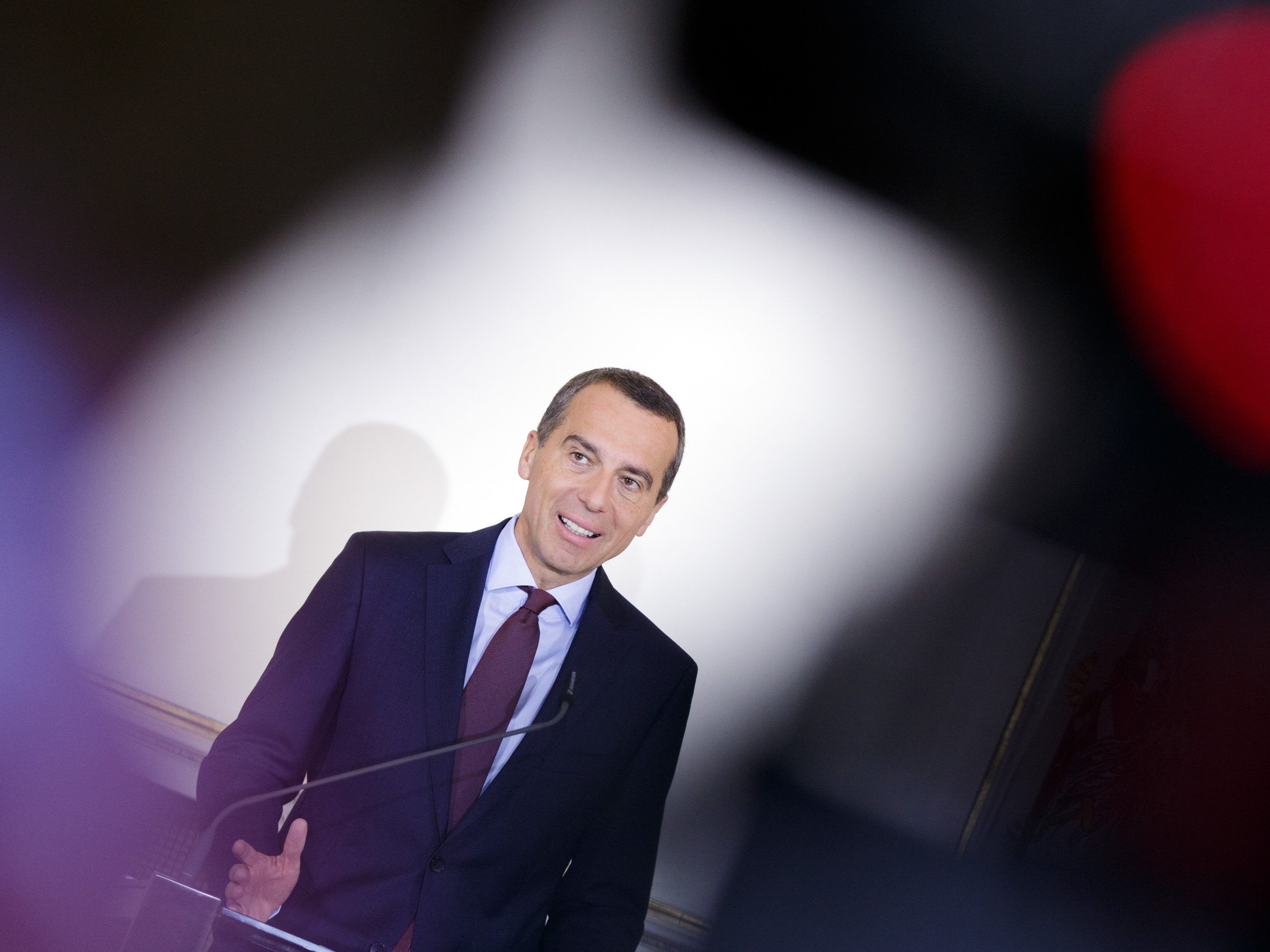 Im Spätherbst 2016 begann Silberstein seine Beratertätigkeit für Kern. Im Spätherbst 2016 begann Silberstein seine Beratertätigkeit für Kern.