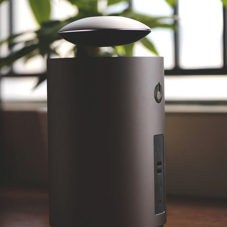 Der Lautsprecher Mars schwebt wie ein UFO über der Bodenstation.